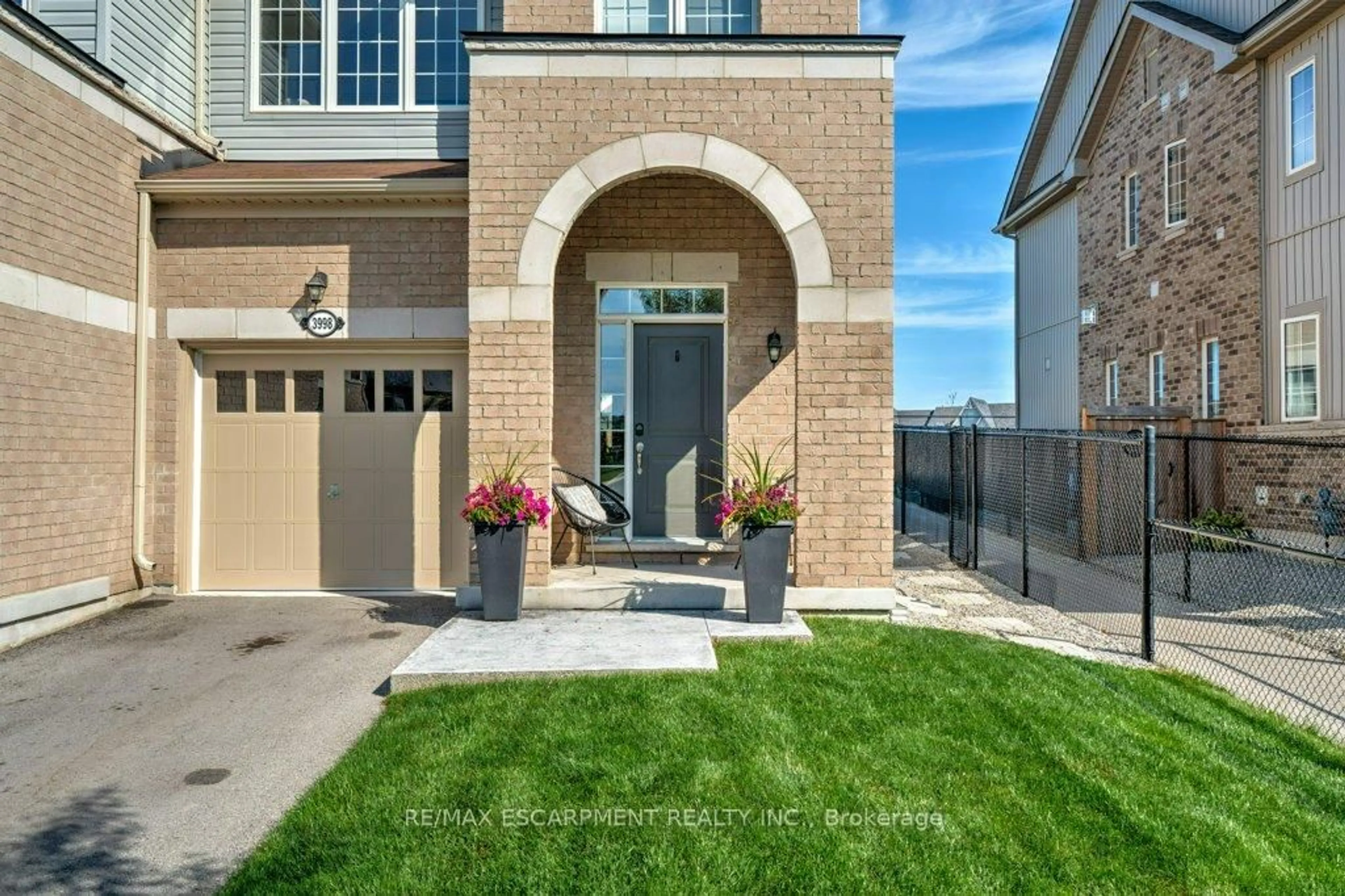 Home with brick exterior material, street for 3998 Fracchioni Dr, Lincoln Ontario L3J 0R9