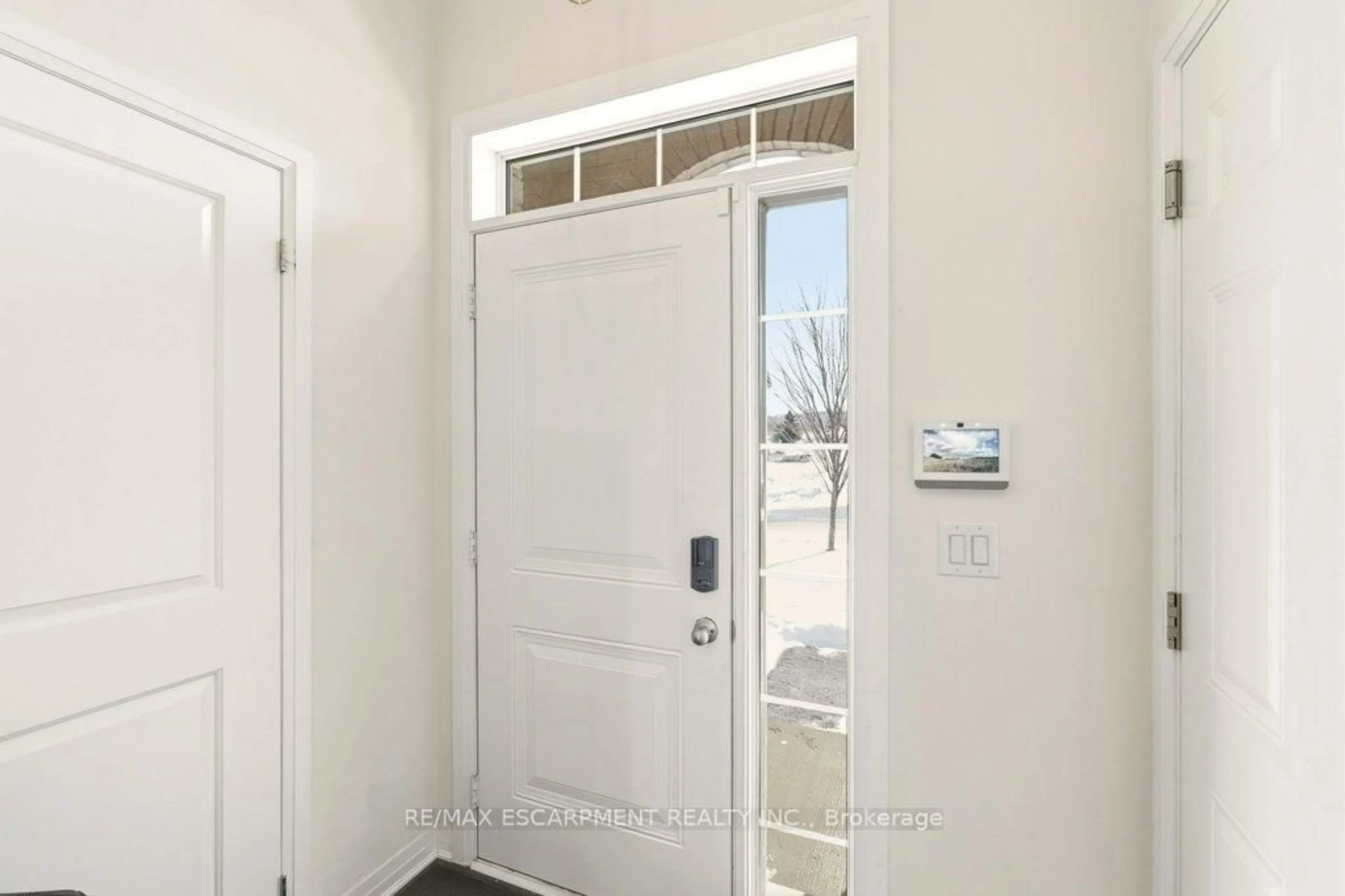 Indoor entryway for 3998 Fracchioni Dr, Lincoln Ontario L3J 0R9