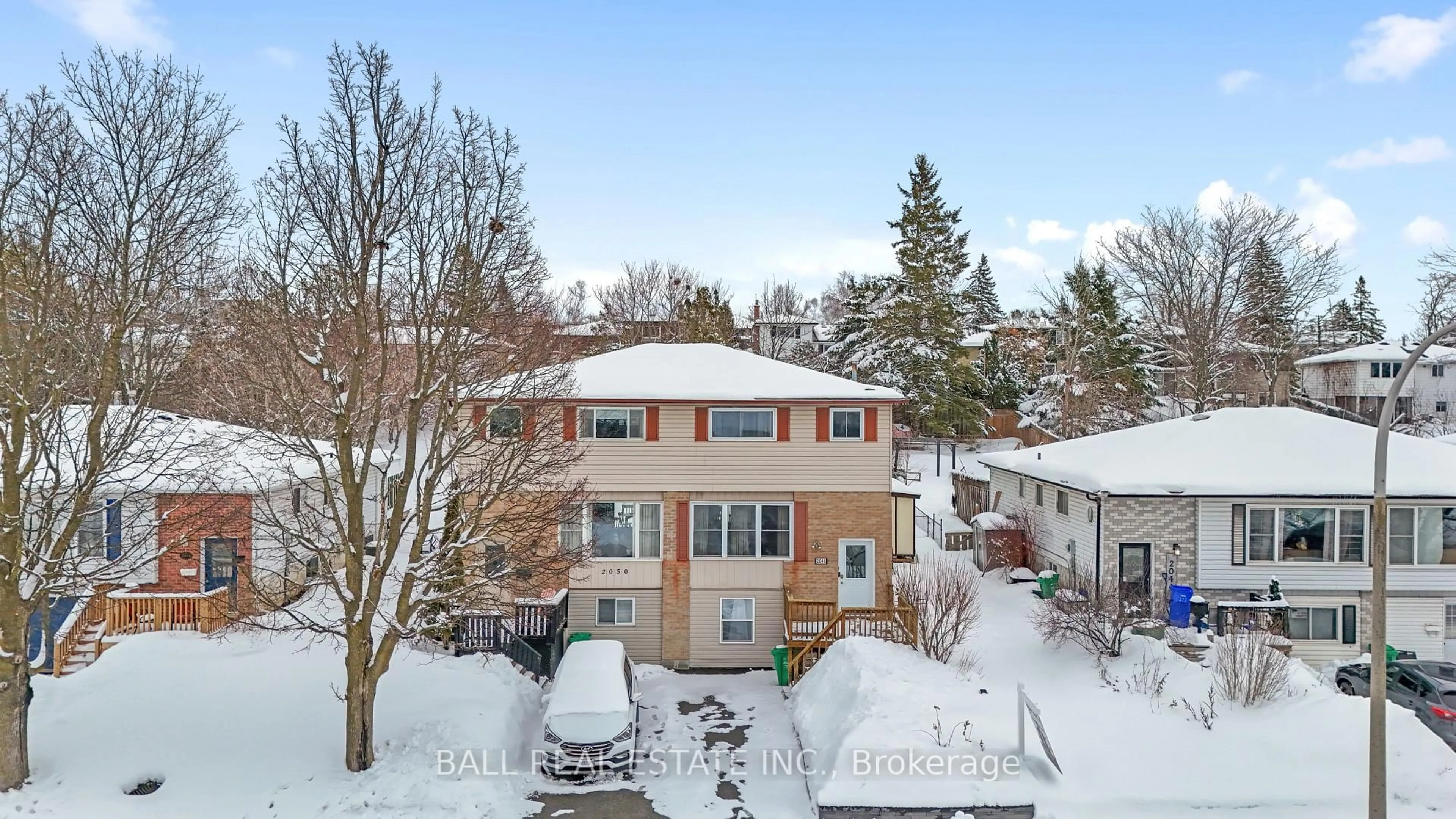 A pic from outside/outdoor area/front of a property/back of a property/a pic from drone, unknown for 2048 Walker Ave, Peterborough Ontario K9L 1S1