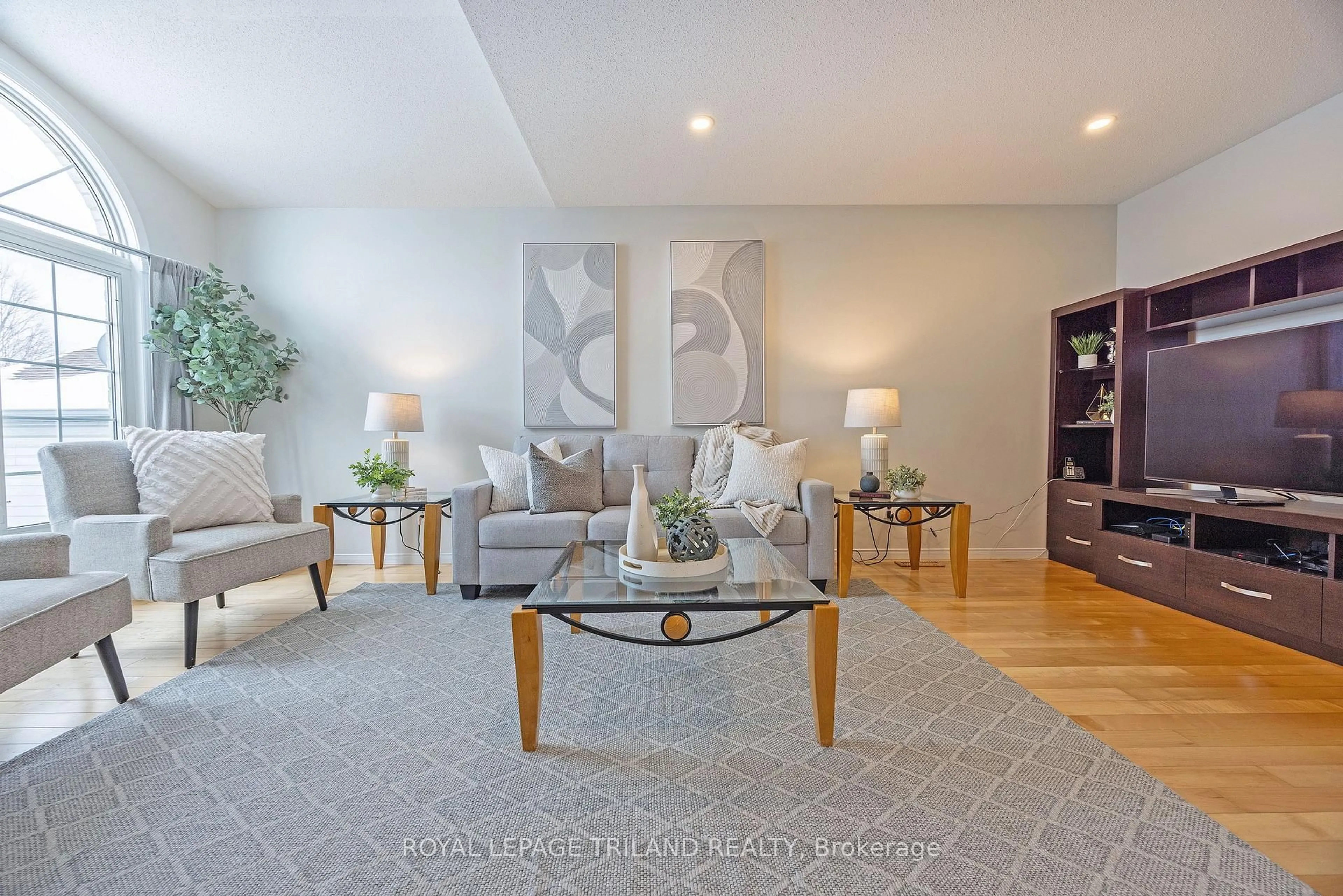 Living room with furniture, unknown for 472 Talltree Cres, London East Ontario N5V 5E6