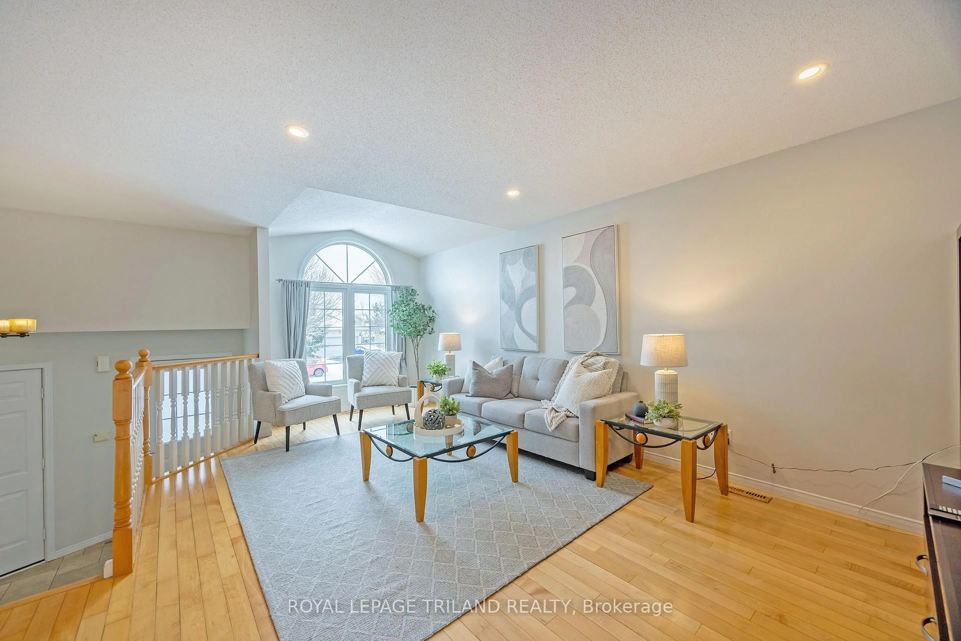 Living room with furniture, wood/laminate floor for 472 Talltree Cres, London East Ontario N5V 5E6