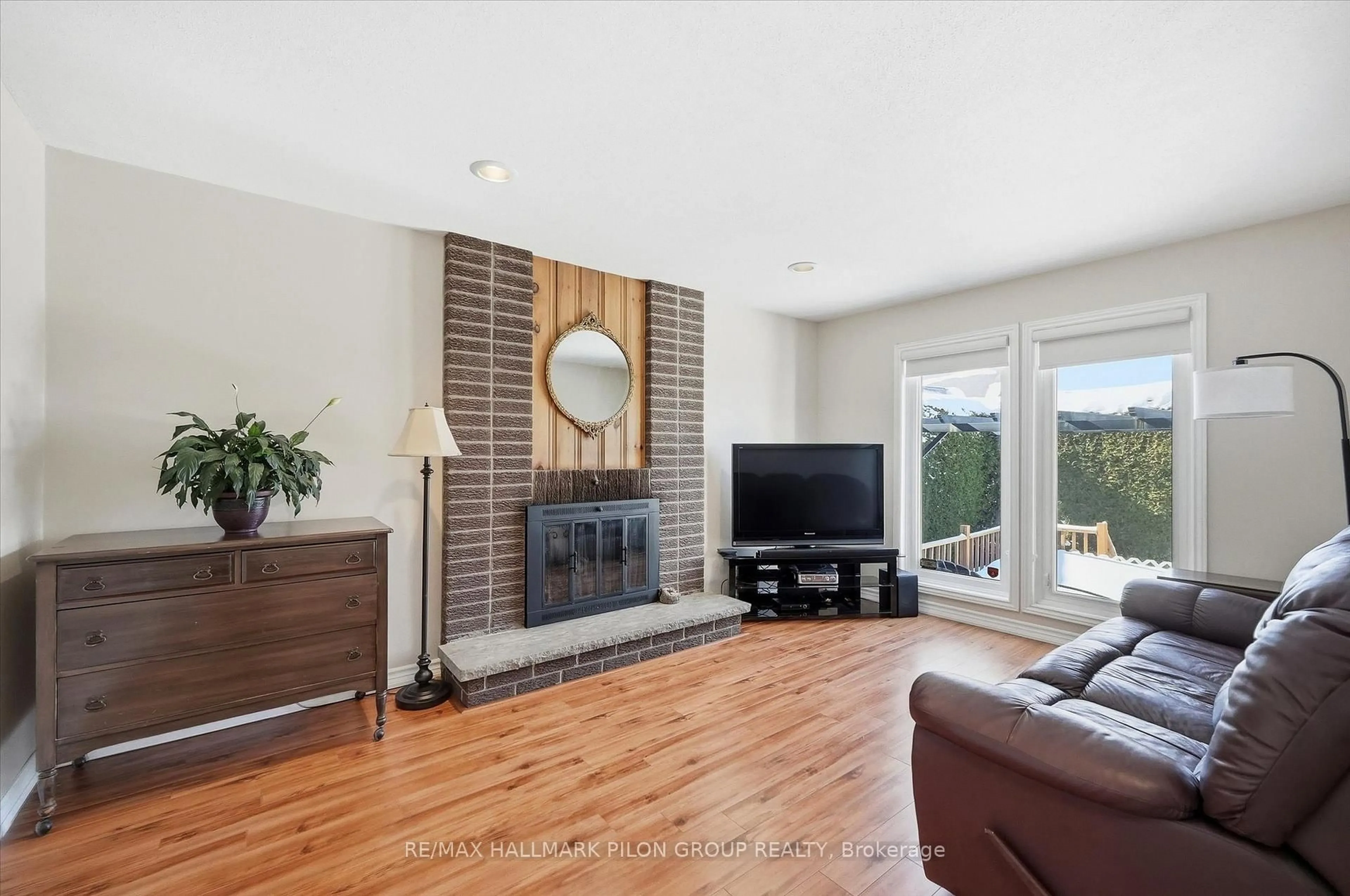 Living room with furniture, unknown for 1354 Mountainside Cres, Orleans Ontario K1E 3G5