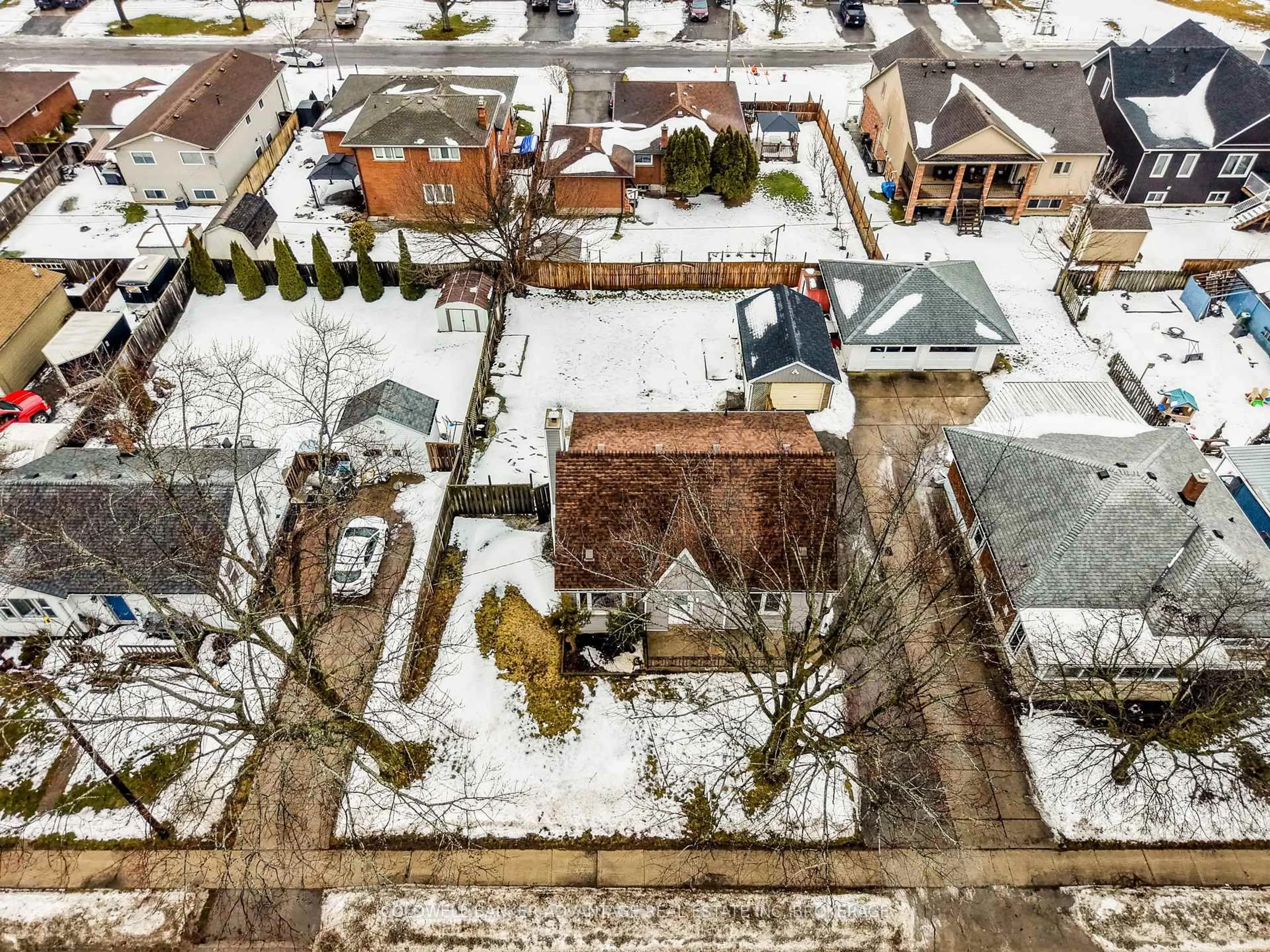 A pic from outside/outdoor area/front of a property/back of a property/a pic from drone, street for 457 Southworth St, Welland Ontario L3B 2A1