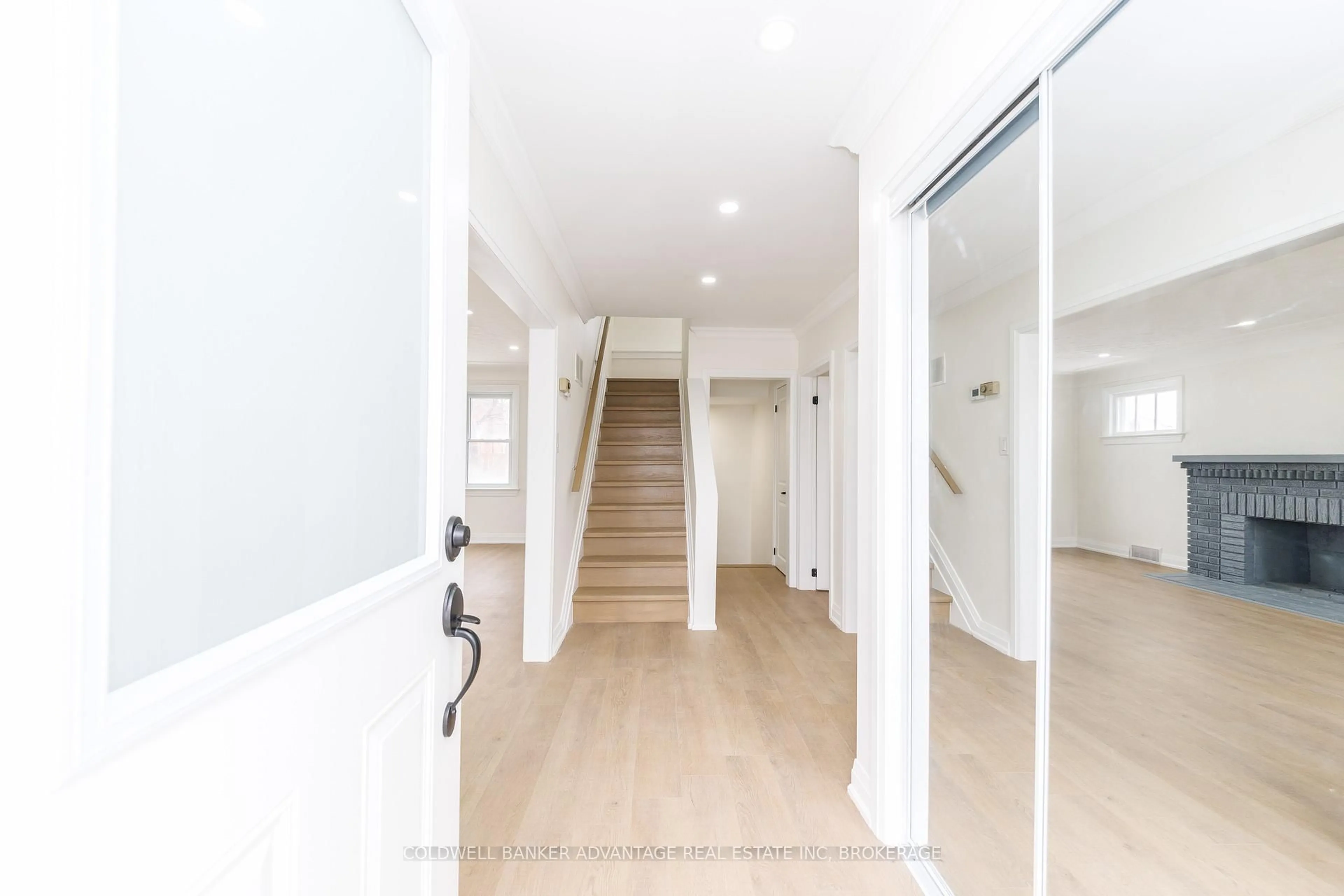 Indoor foyer for 457 Southworth St, Welland Ontario L3B 2A1