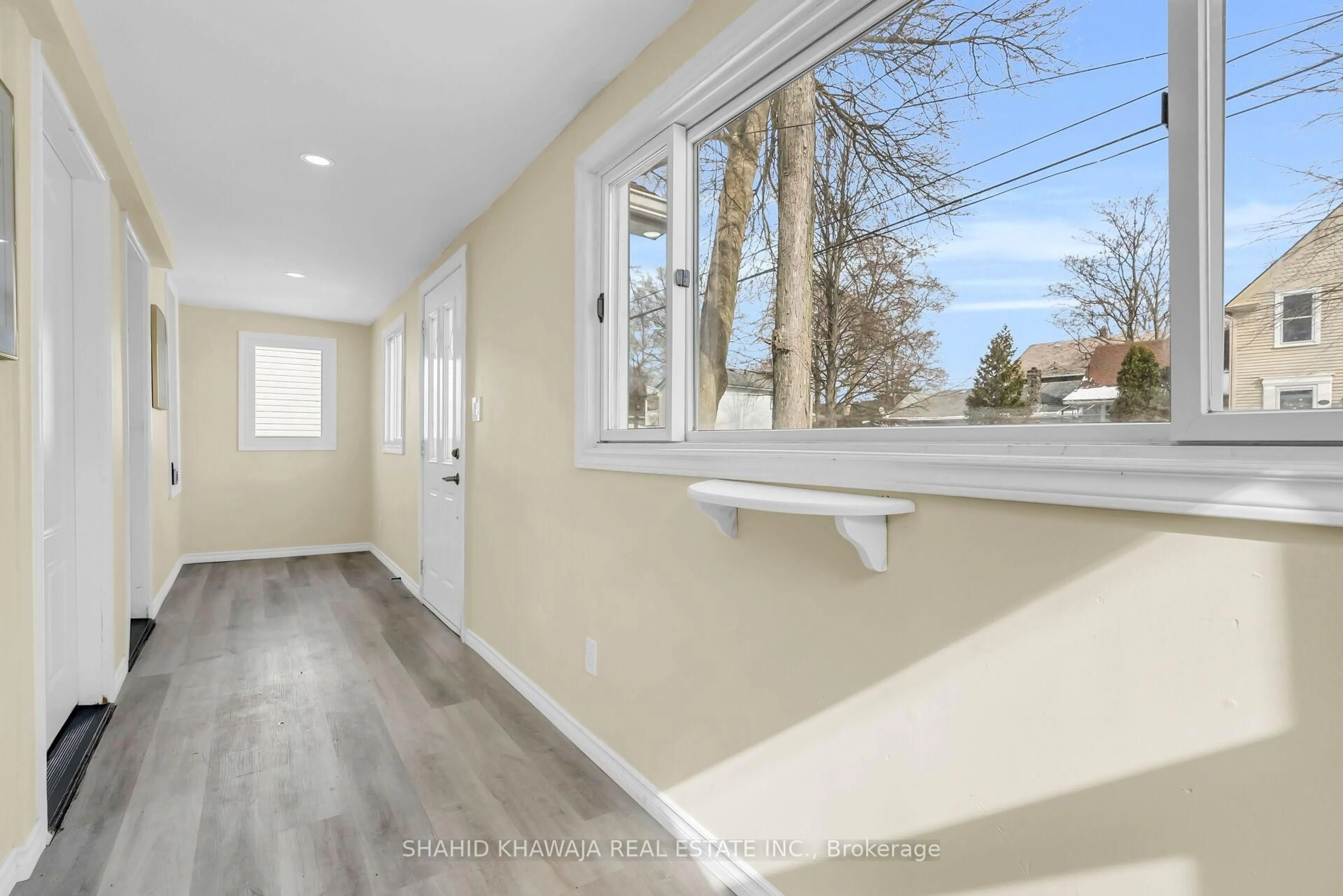 Indoor entryway for 54 Archange St, Fort Erie Ontario L2A 3K7
