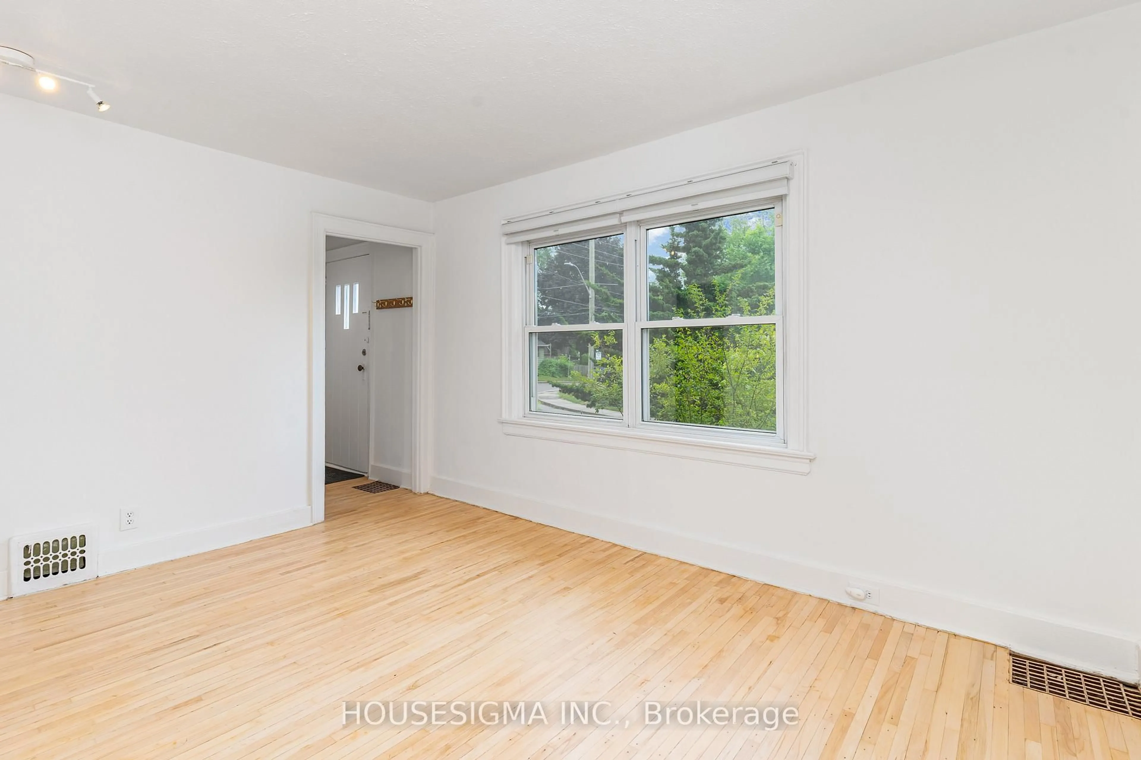 A pic of a room for 225 Bowman St, Hamilton Ontario L8S 2T9