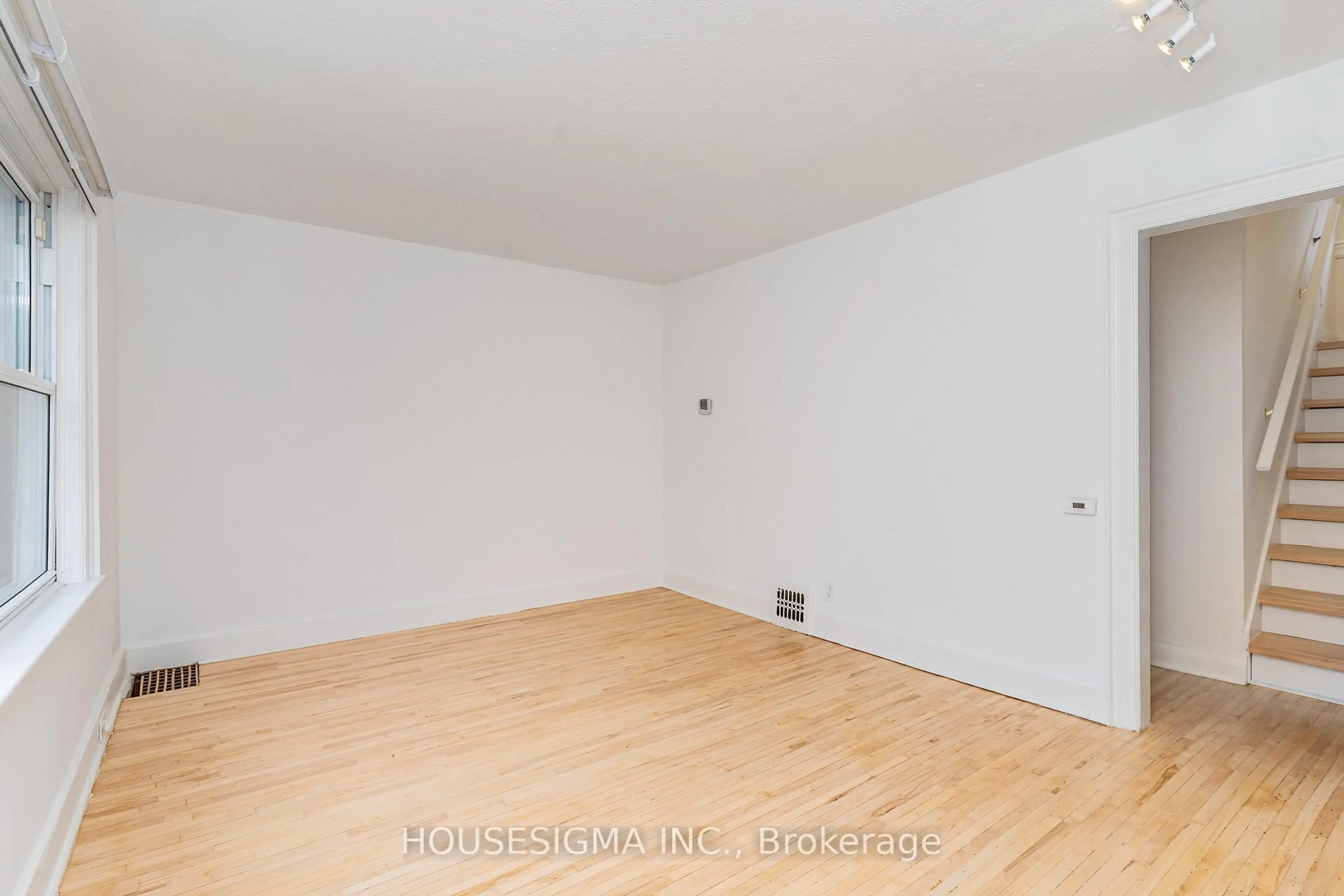 A pic of a room for 225 Bowman St, Hamilton Ontario L8S 2T9