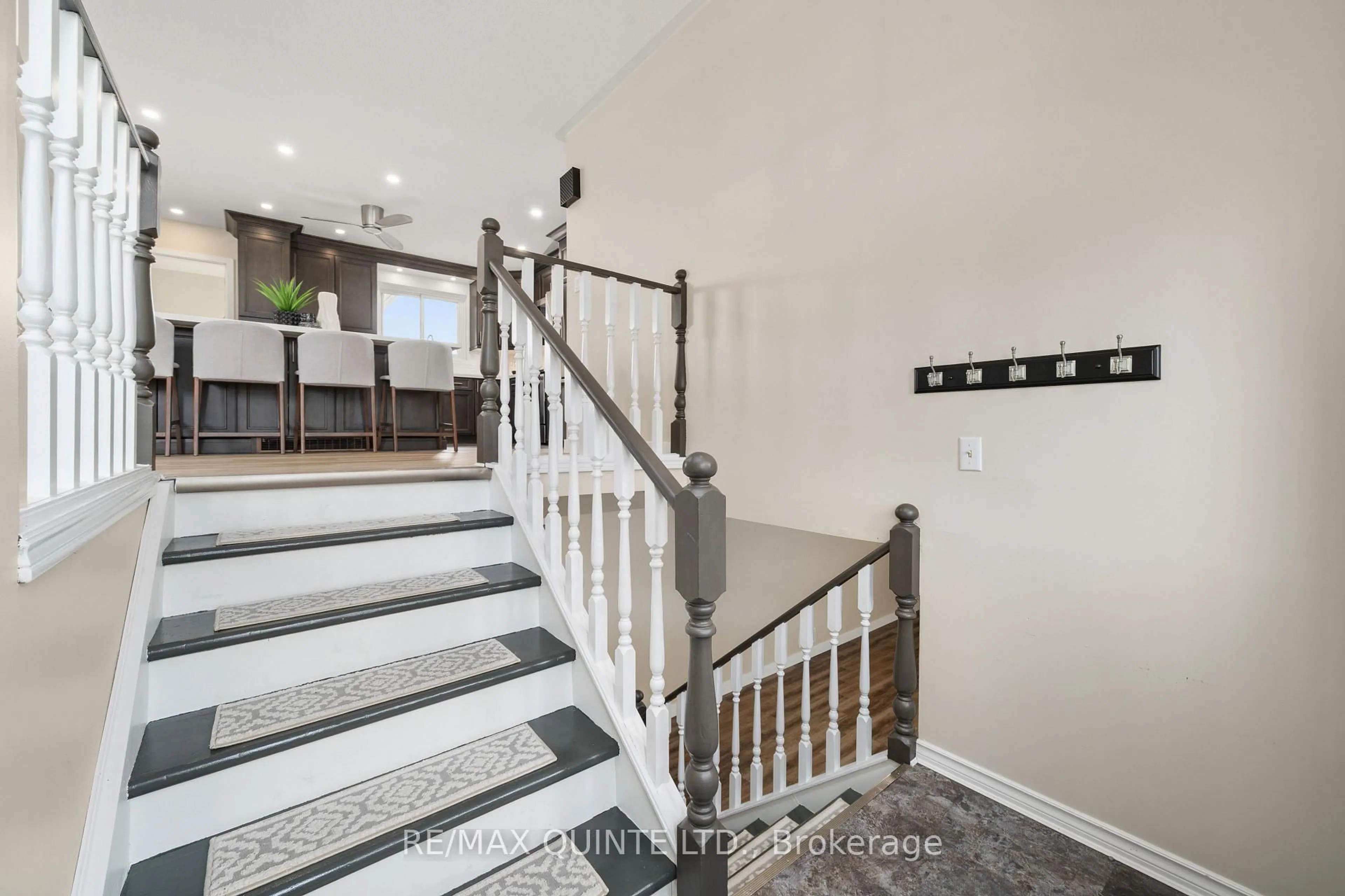 Indoor foyer for 94 Cloverleaf Dr, Belleville Ontario K8N 4Z5