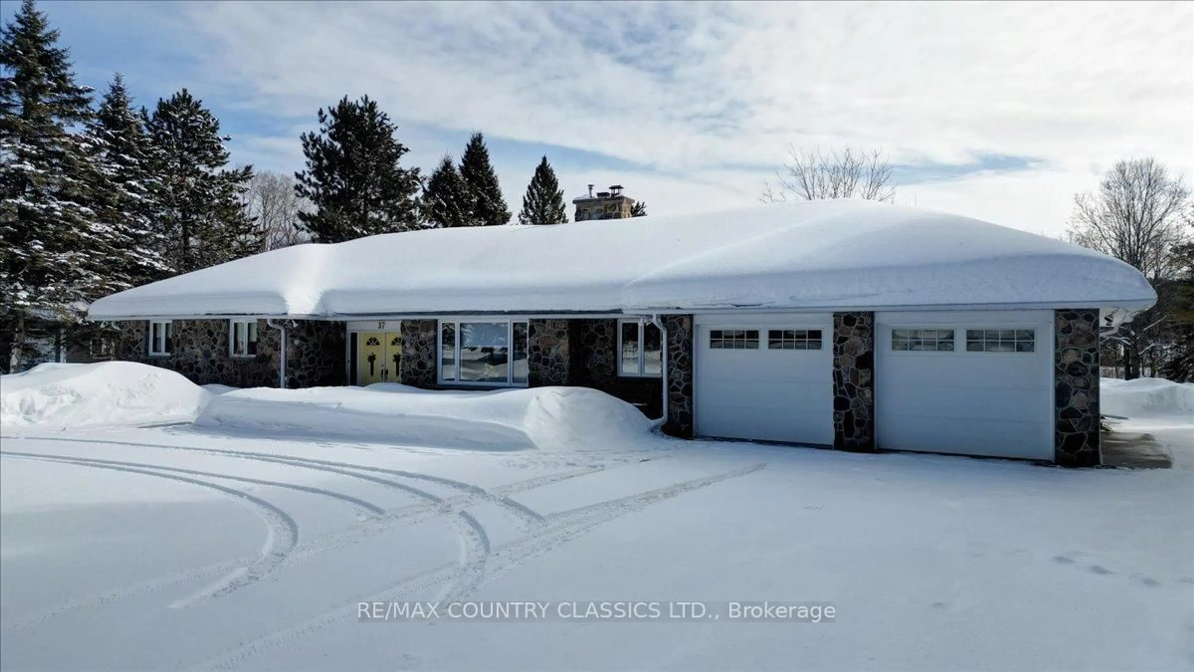 Indoor garage for 37 Golfview Dr, Bancroft Ontario K0L 1C0