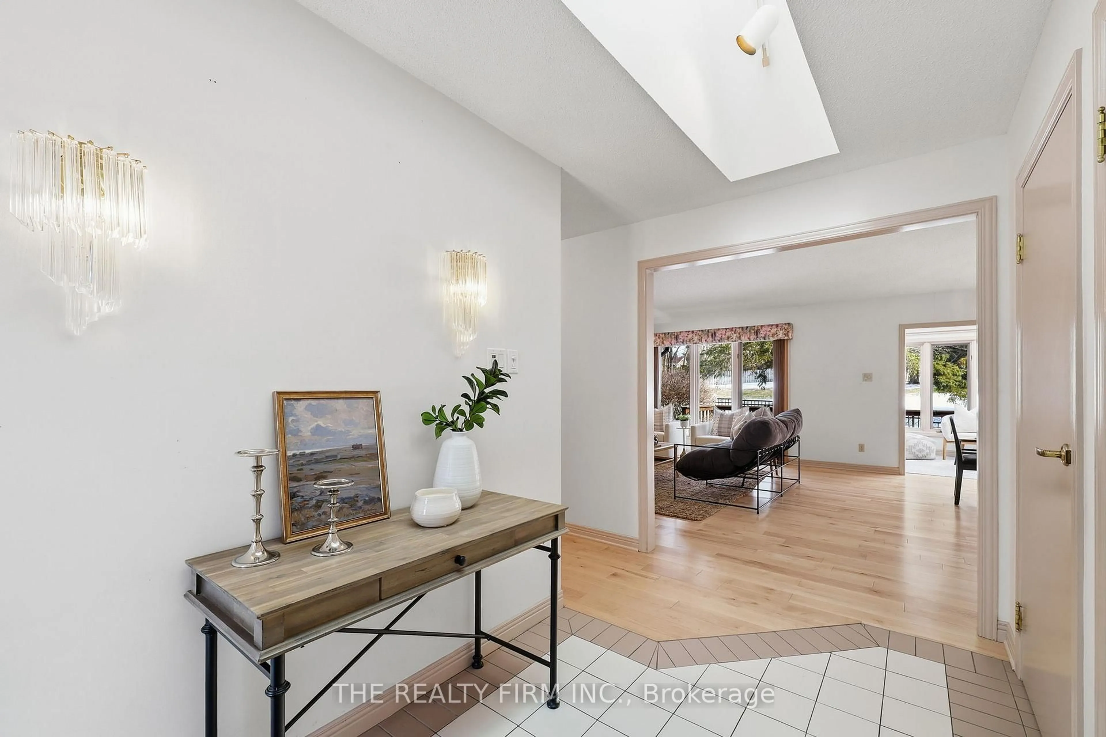 Indoor entryway for 23 Stirrup Crt, London North Ontario N6G 3T8