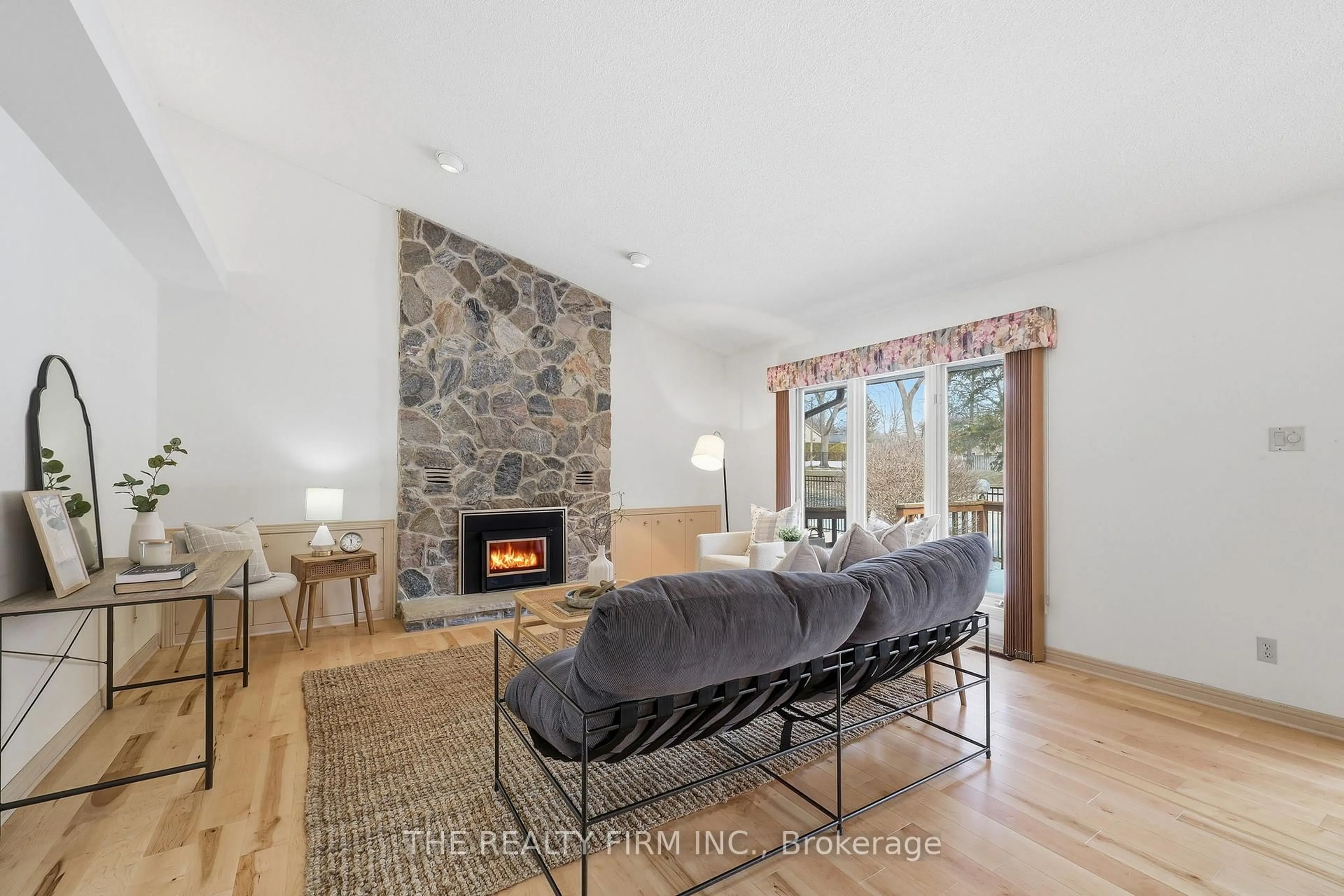 Living room with furniture, unknown for 23 Stirrup Crt, London North Ontario N6G 3T8