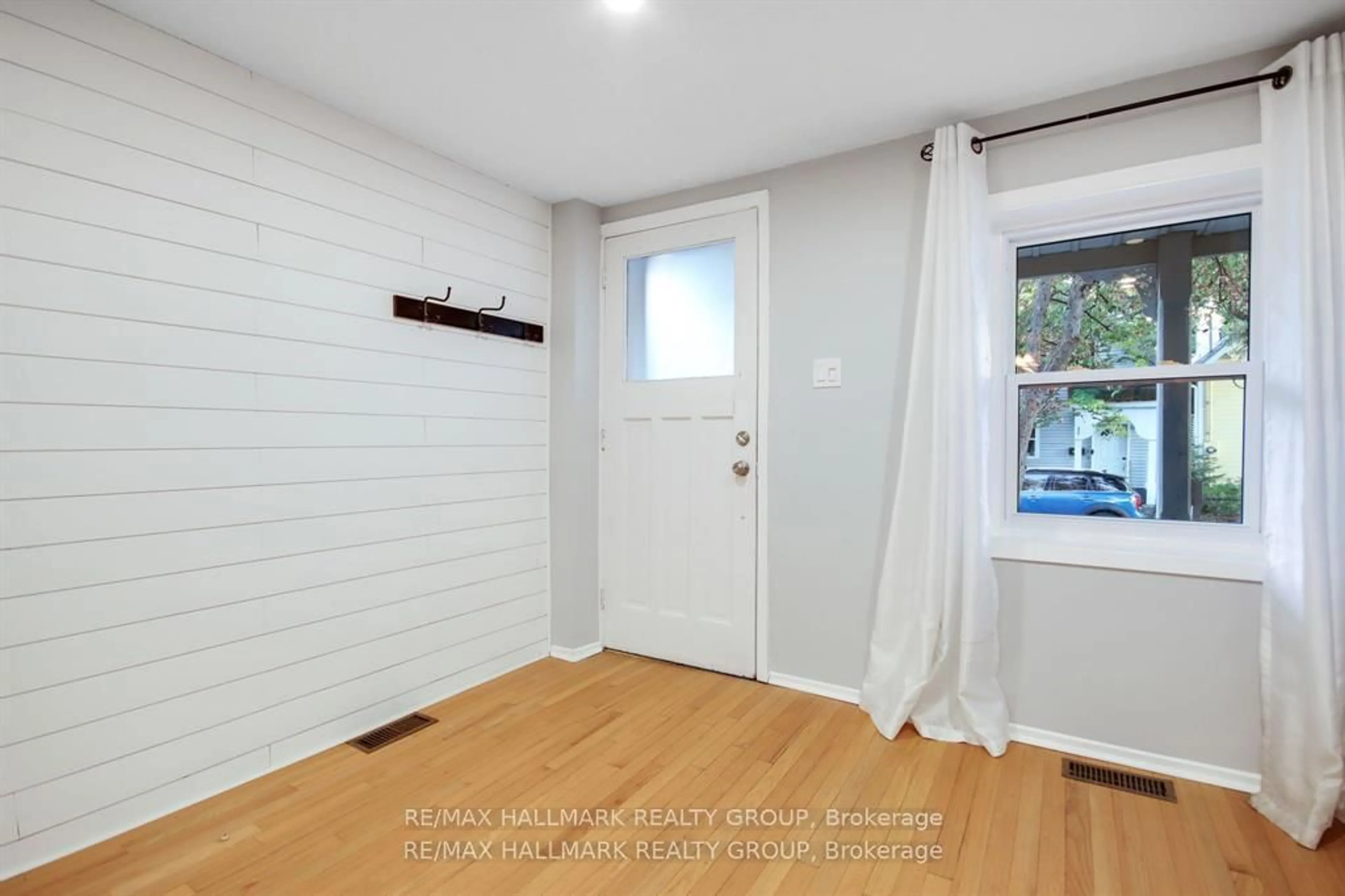 Indoor entryway for 231 St Andrew St, Ottawa Ontario K1N 5G5