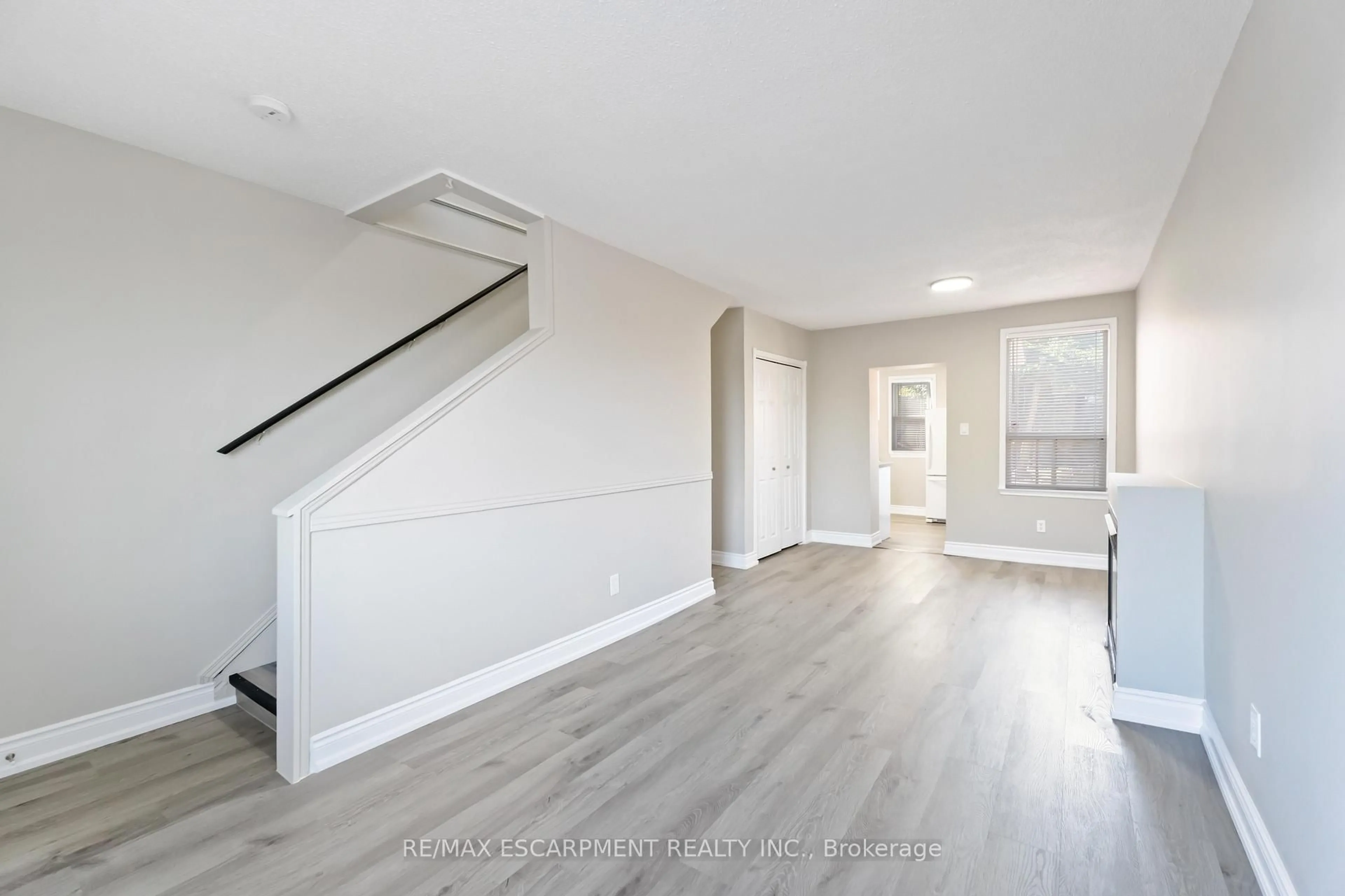 A pic of a room for 187 Barton St, Hamilton Ontario L8R 2H3