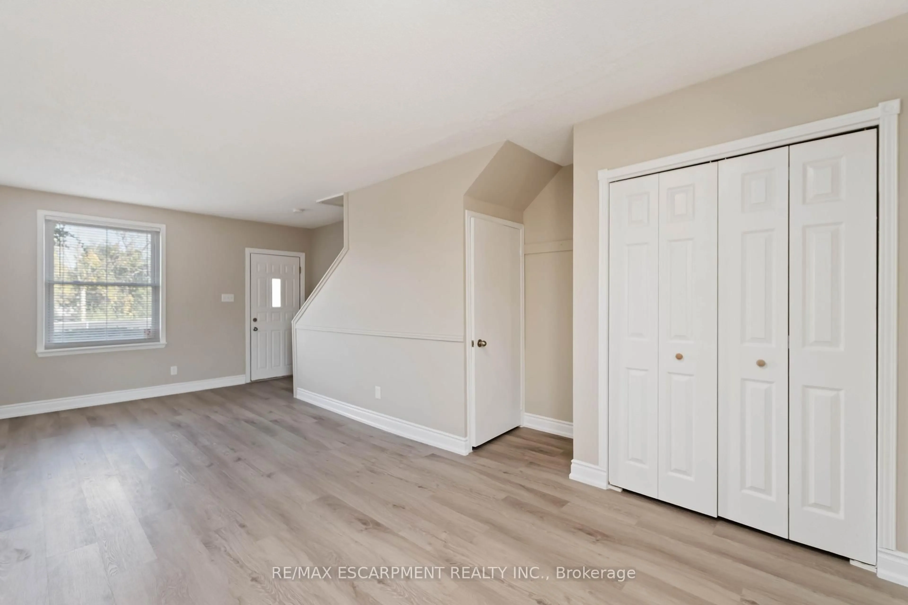 A pic of a room for 187 Barton St, Hamilton Ontario L8R 2H3