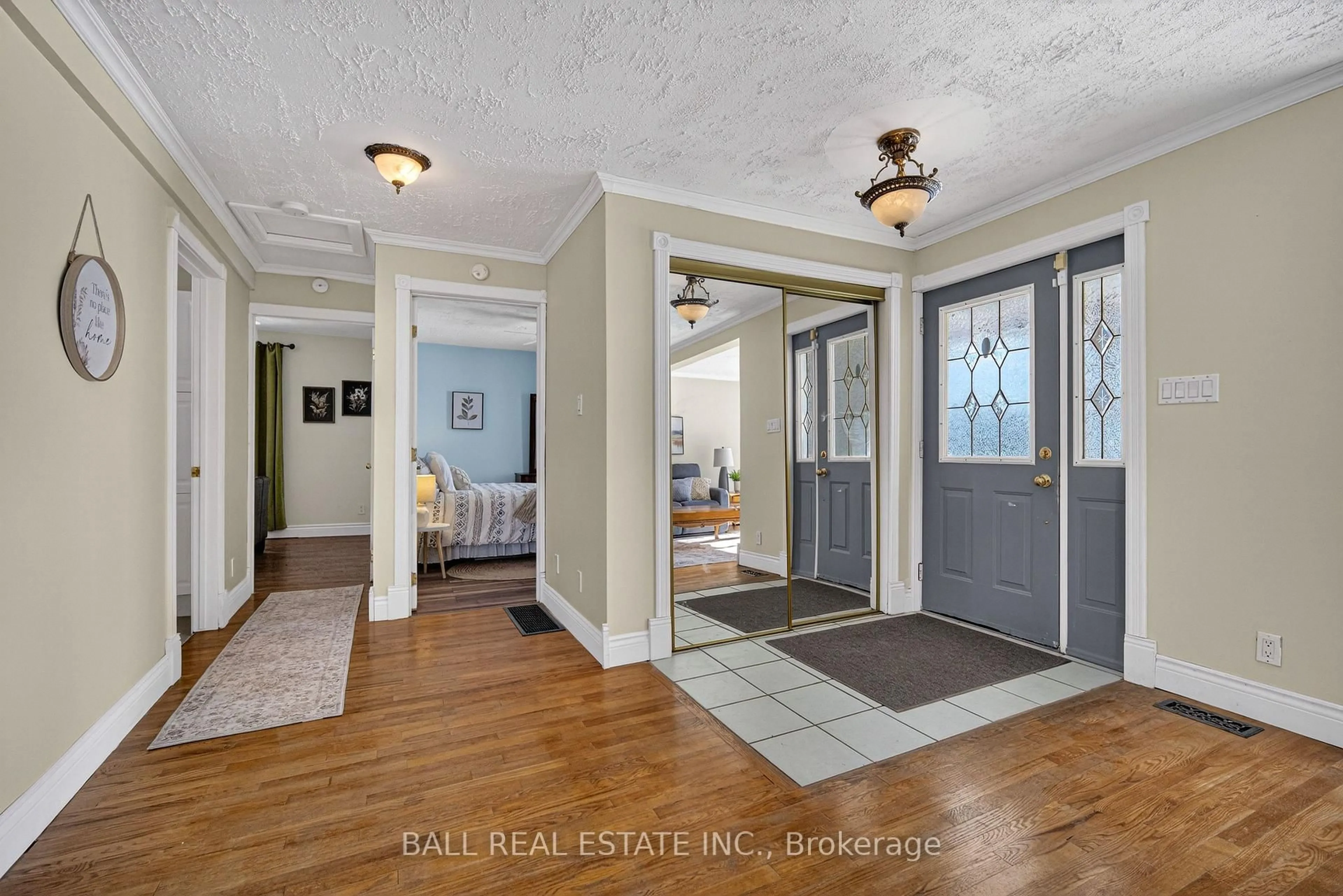 Indoor entryway for 102291 Highway 7 Highway, Limoges Ontario K0K 2M0