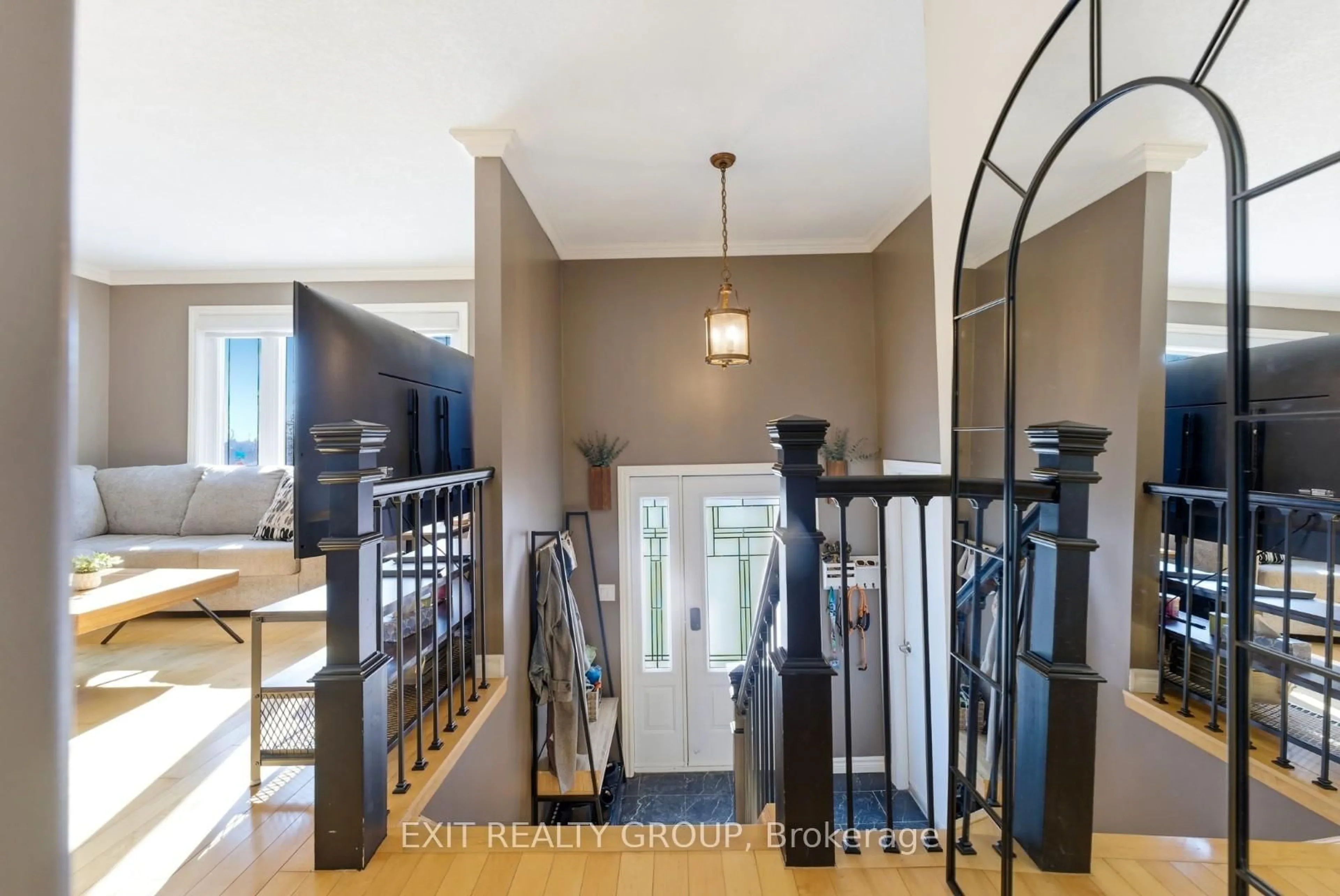 Indoor foyer for 67 Bogart Cres, Belleville Ontario K8P 5E8