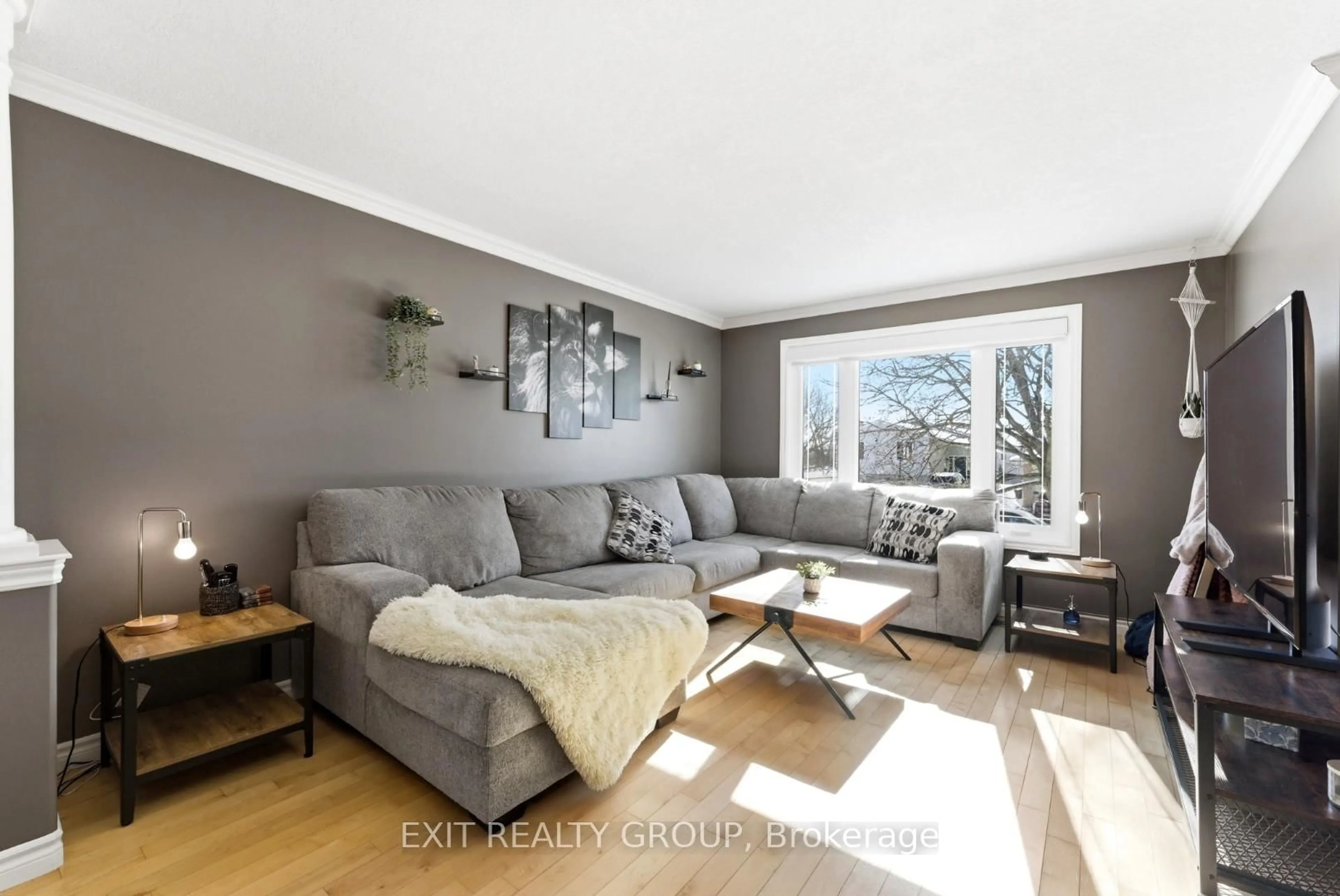 Living room with furniture, wood/laminate floor for 67 Bogart Cres, Belleville Ontario K8P 5E8