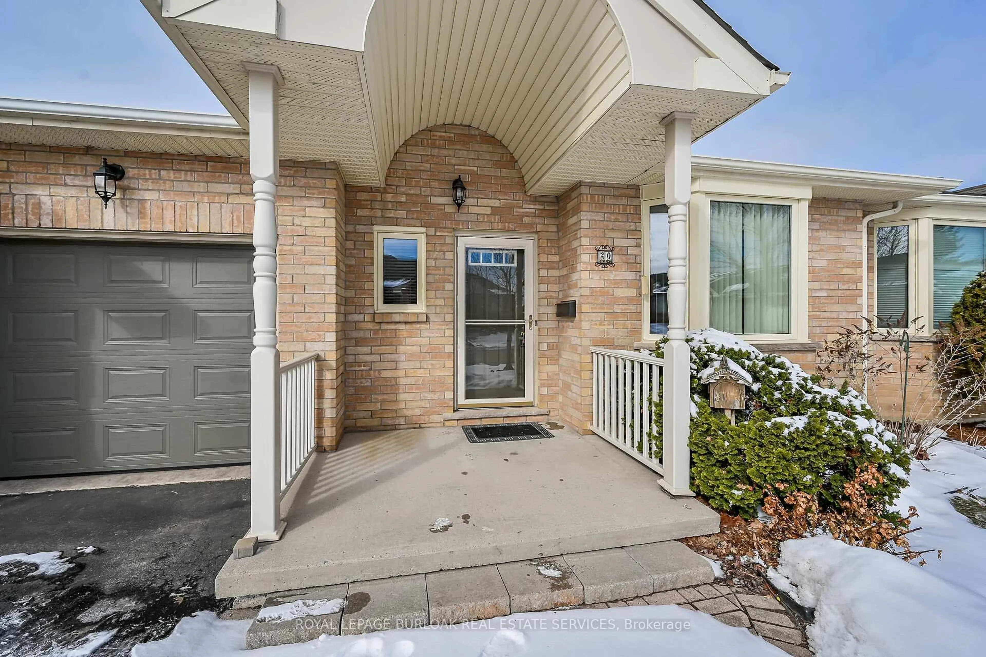 Indoor entryway for 20 Twentyplace Blvd, Hamilton Ontario L0R 1W0