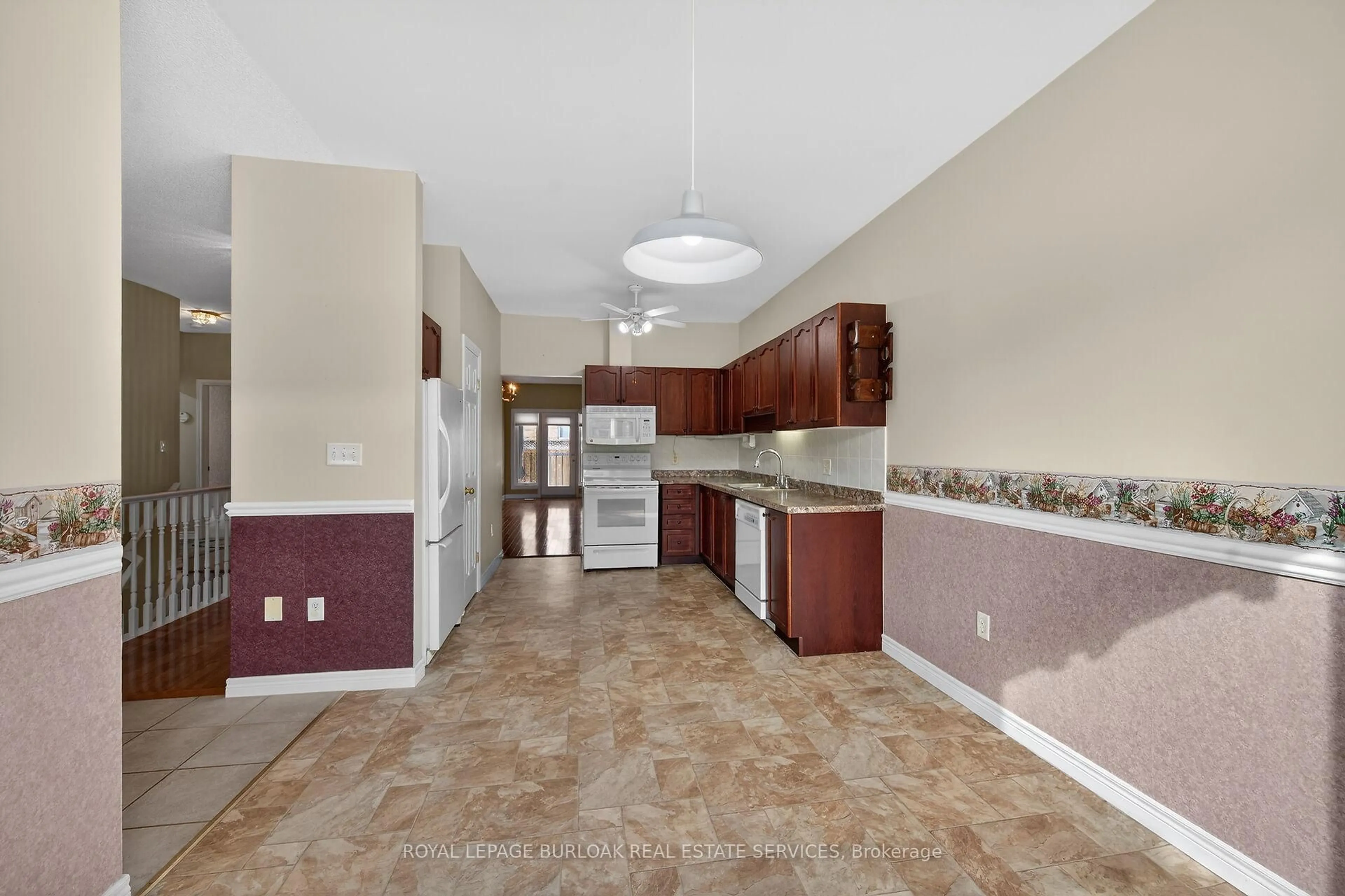 Open concept kitchen, ceramic/tile floor for 20 Twentyplace Blvd, Hamilton Ontario L0R 1W0