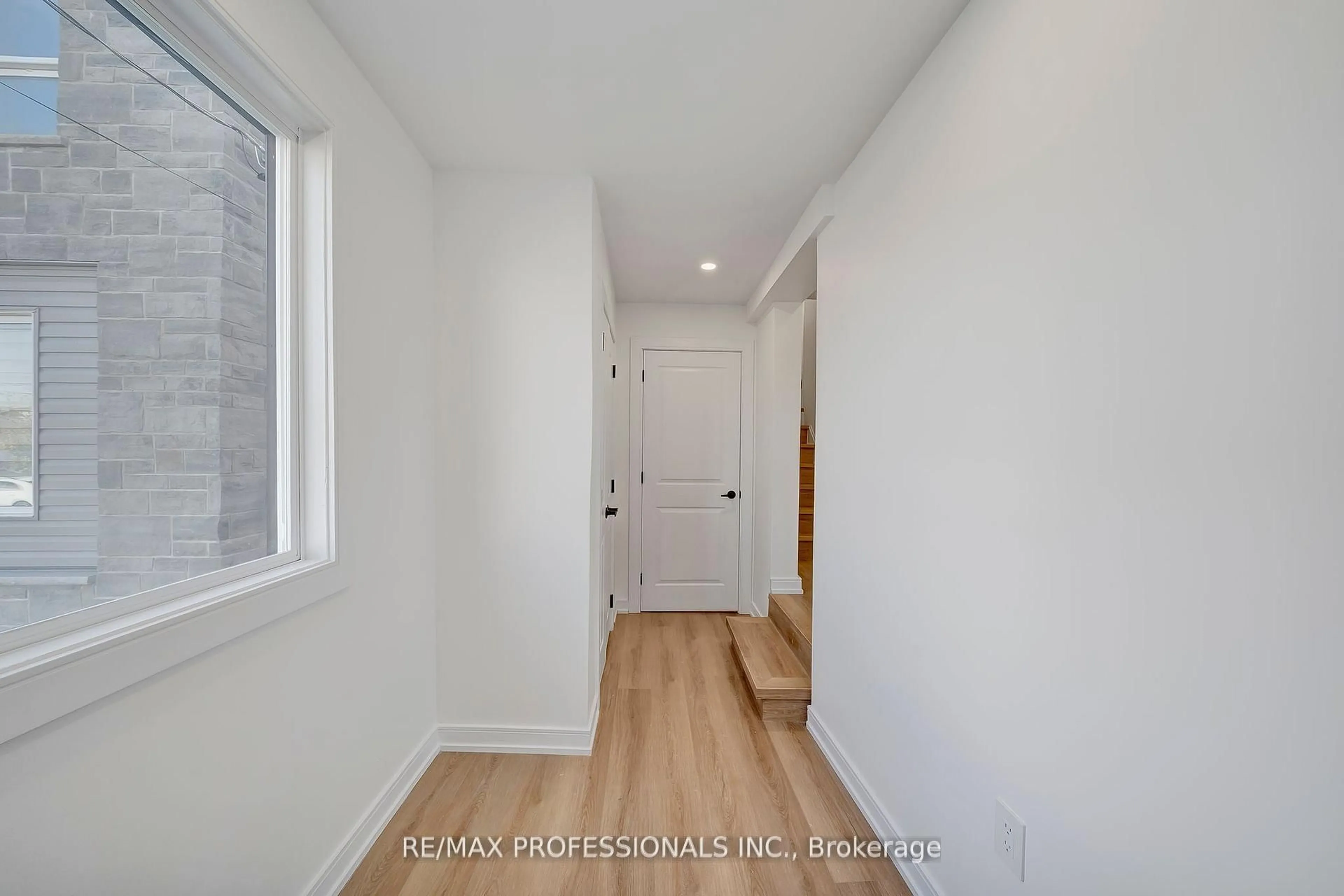 Indoor entryway for 27 Oakdale Ave, St. Catharines Ontario L2P 2B8