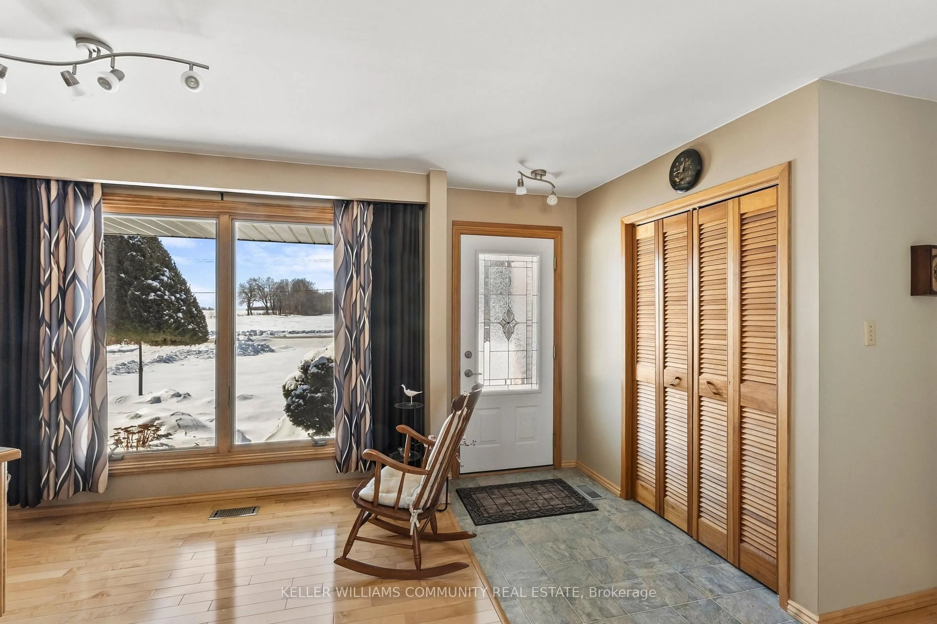 Indoor entryway for 456 Janetville Rd, Kawartha Lakes Ontario L0B 1K0