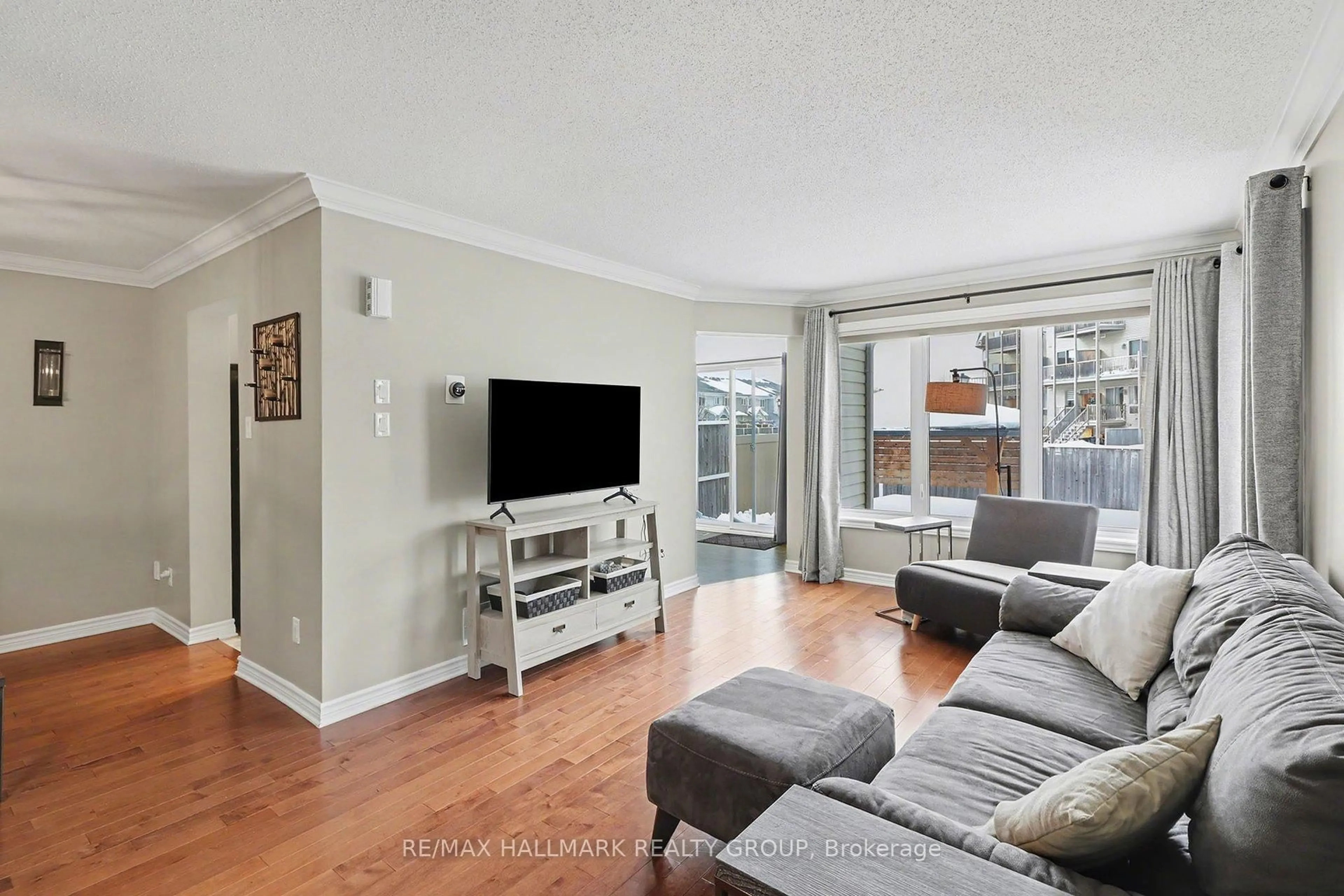 Living room with furniture, wood/laminate floor for 255 Wildcliff Way, Orleans Ontario K4A 0L4