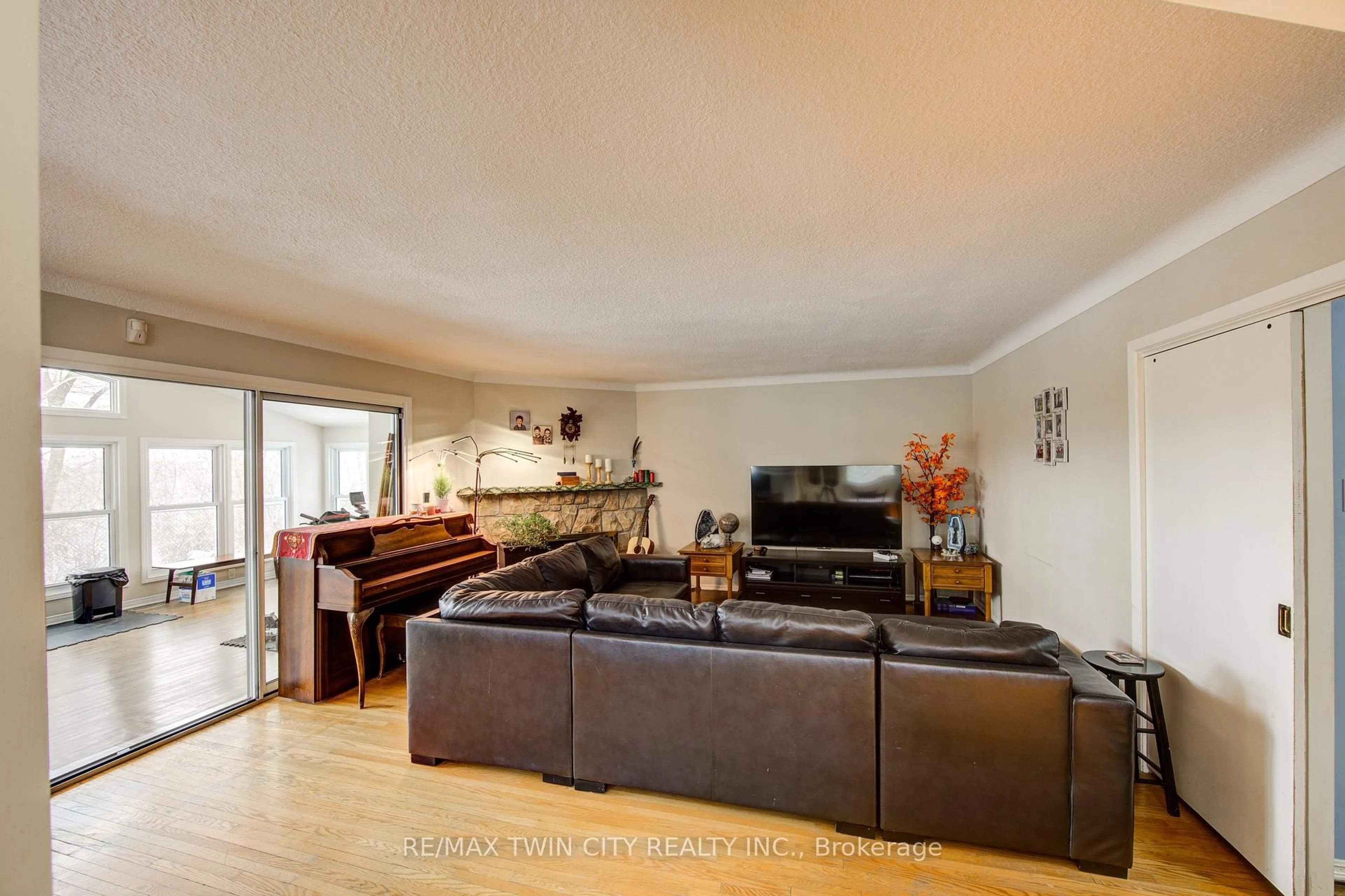 Living room with furniture, wood/laminate floor for 443 Magnolia Cres, London East Ontario N5Y 4T2