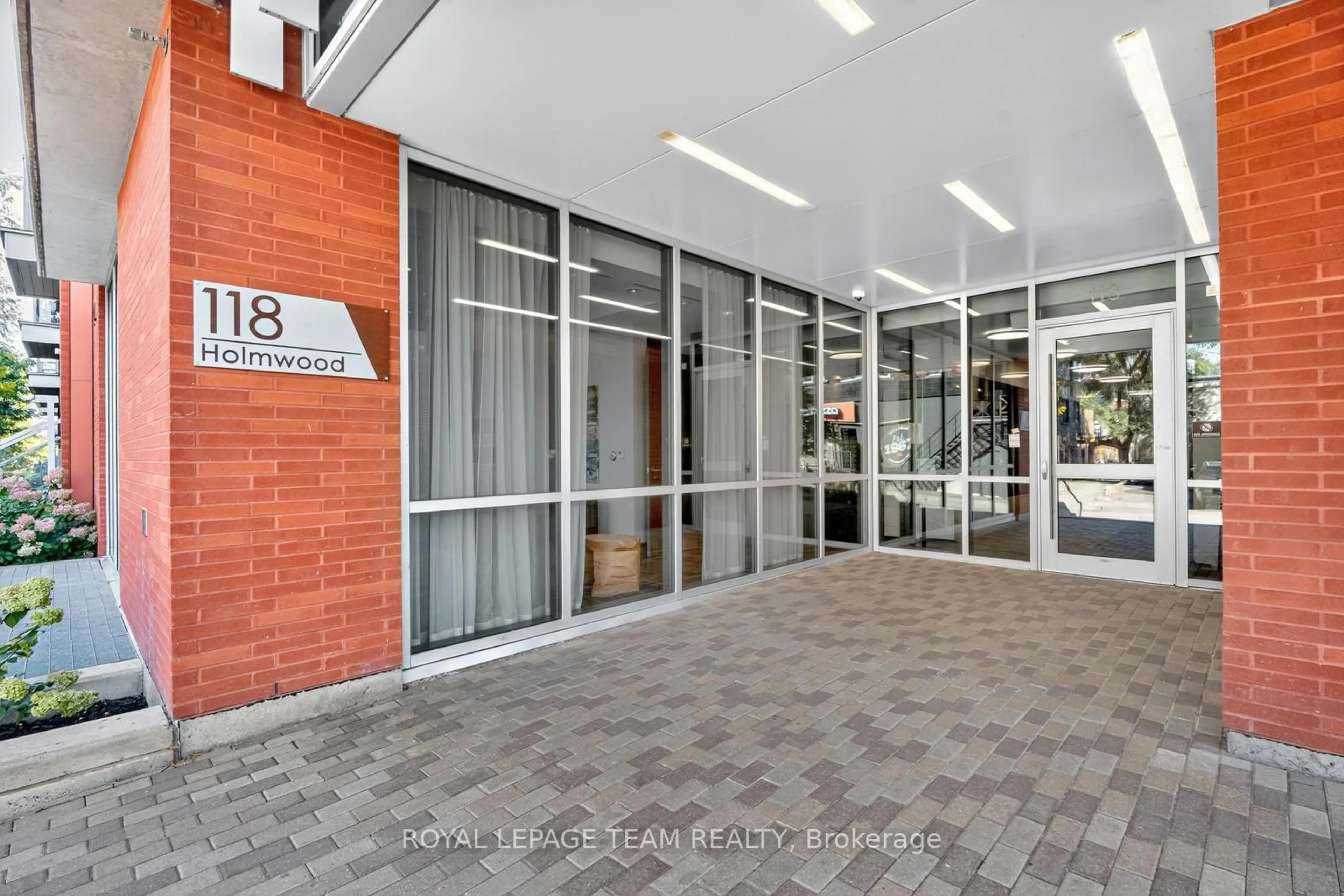 Indoor foyer for 118 Holmwood Ave #PH3, Ottawa Ontario K1S 2P4