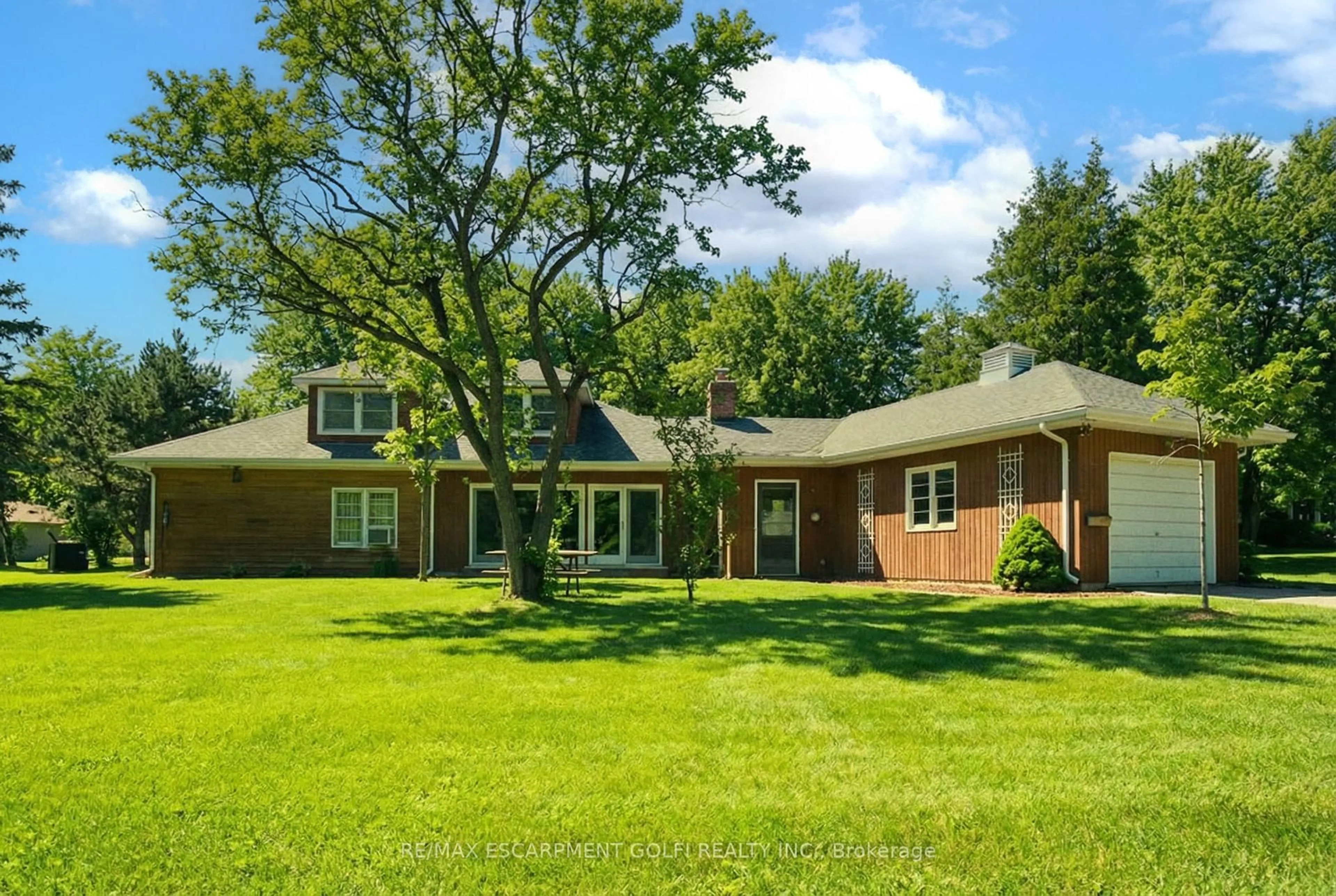 Home with brick exterior material, street for 21 First Ave, Welland Ontario L3C 1X7