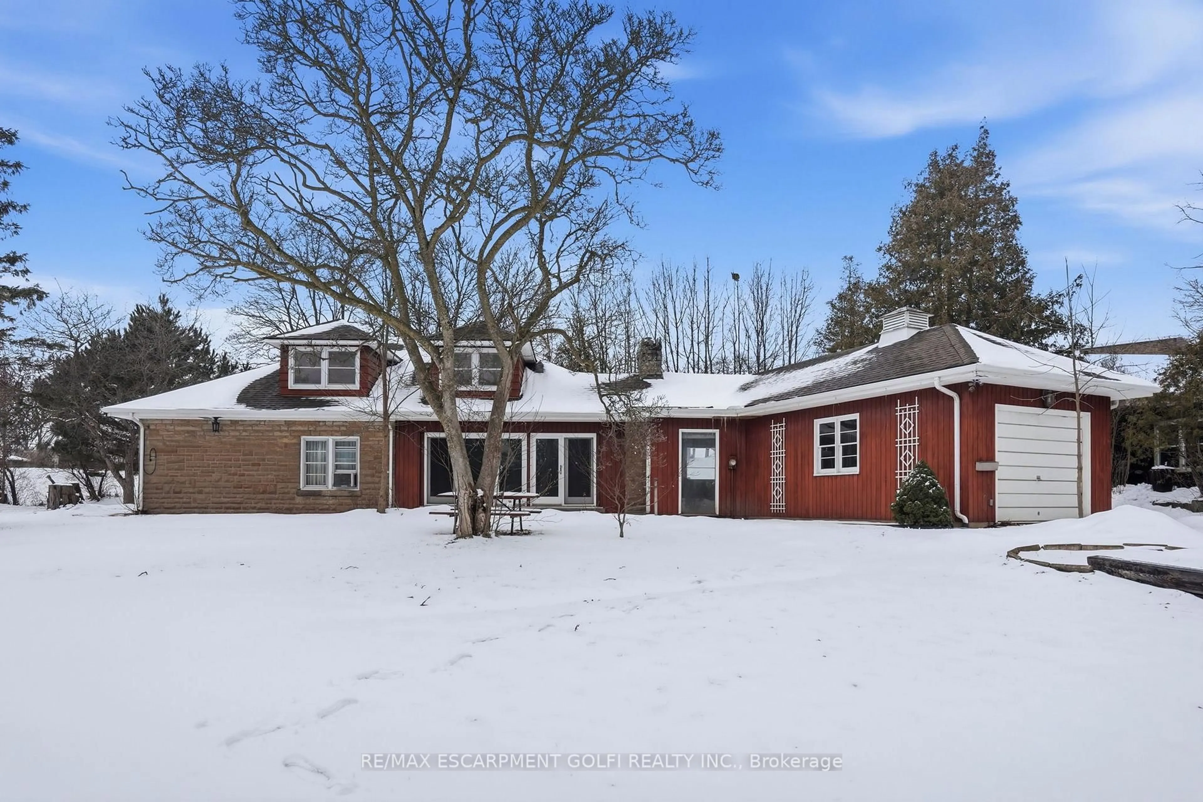 A pic from outside/outdoor area/front of a property/back of a property/a pic from drone, street for 21 First Ave, Welland Ontario L3C 1X7