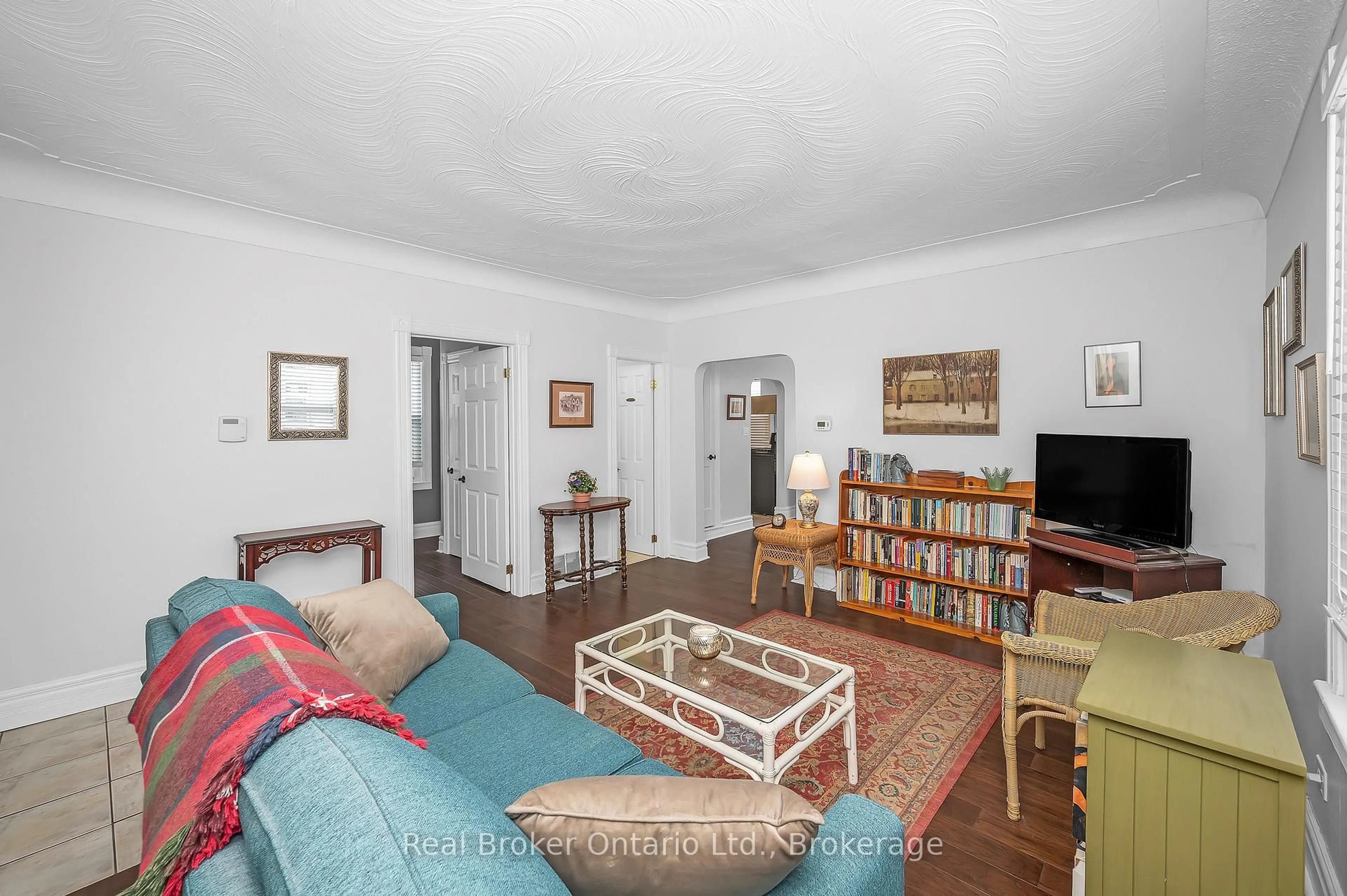 Living room with furniture, unknown for 15 Maple Ave, Hamilton Ontario L8G 2P1