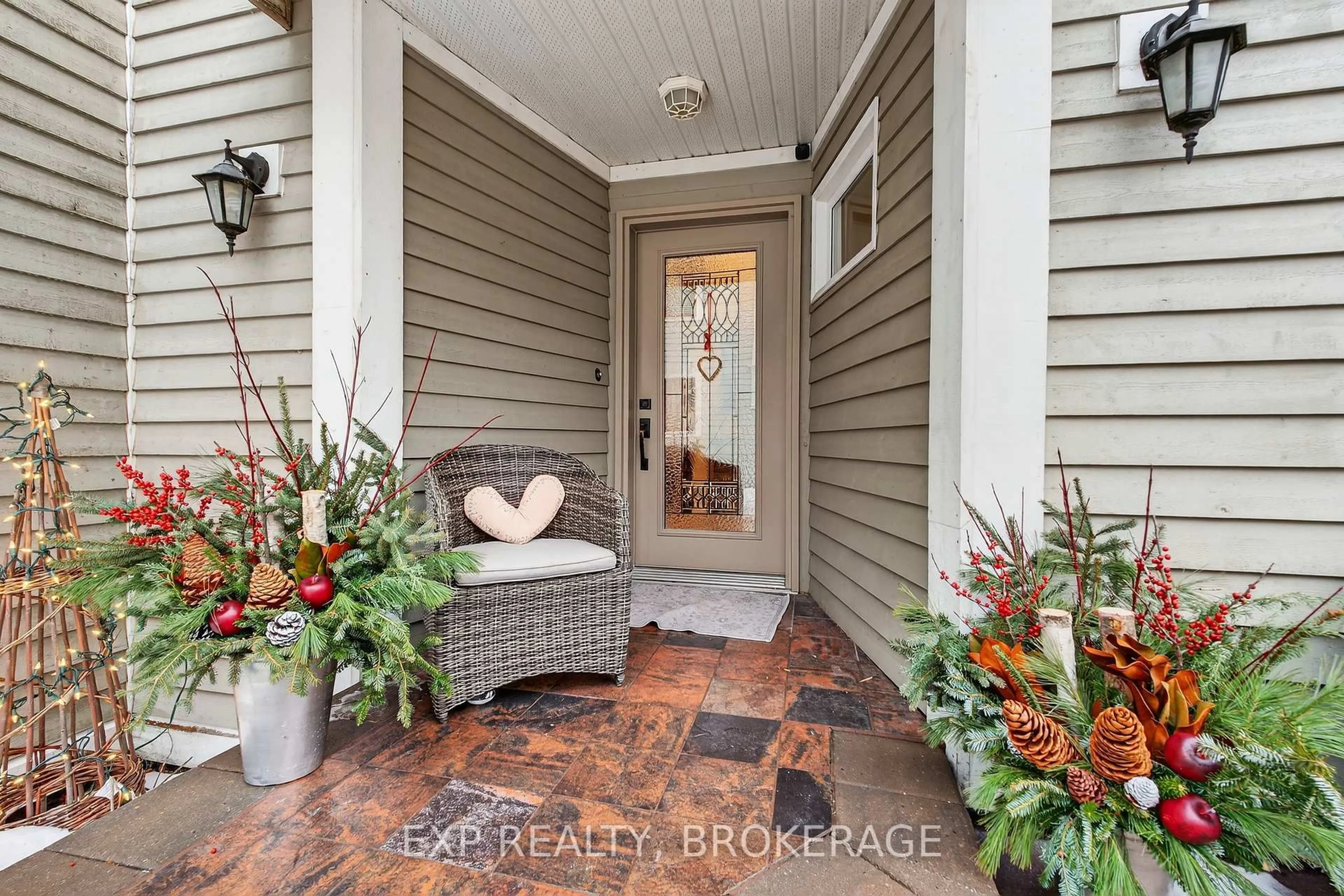Indoor entryway for 250 MAIN St, Kingston Ontario K7K 6W4