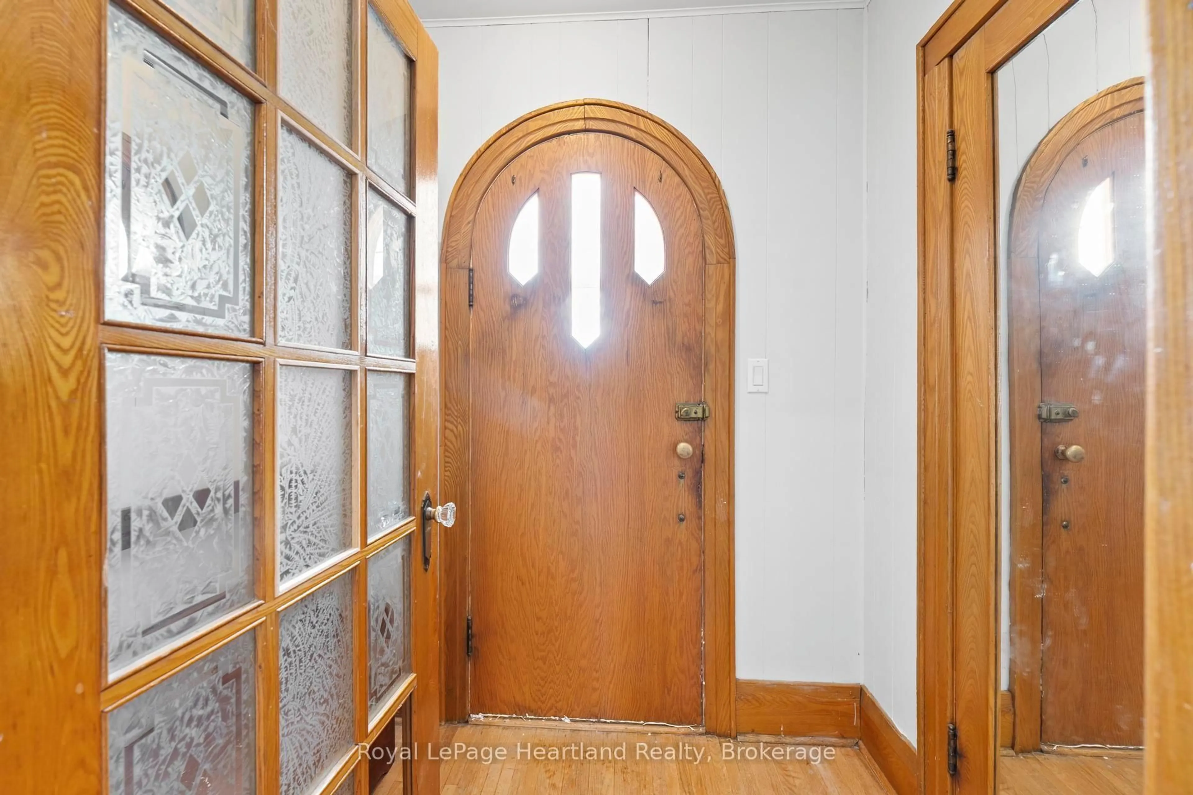 Indoor foyer for 108 Albert St, Central Huron Ontario N0M 1L0
