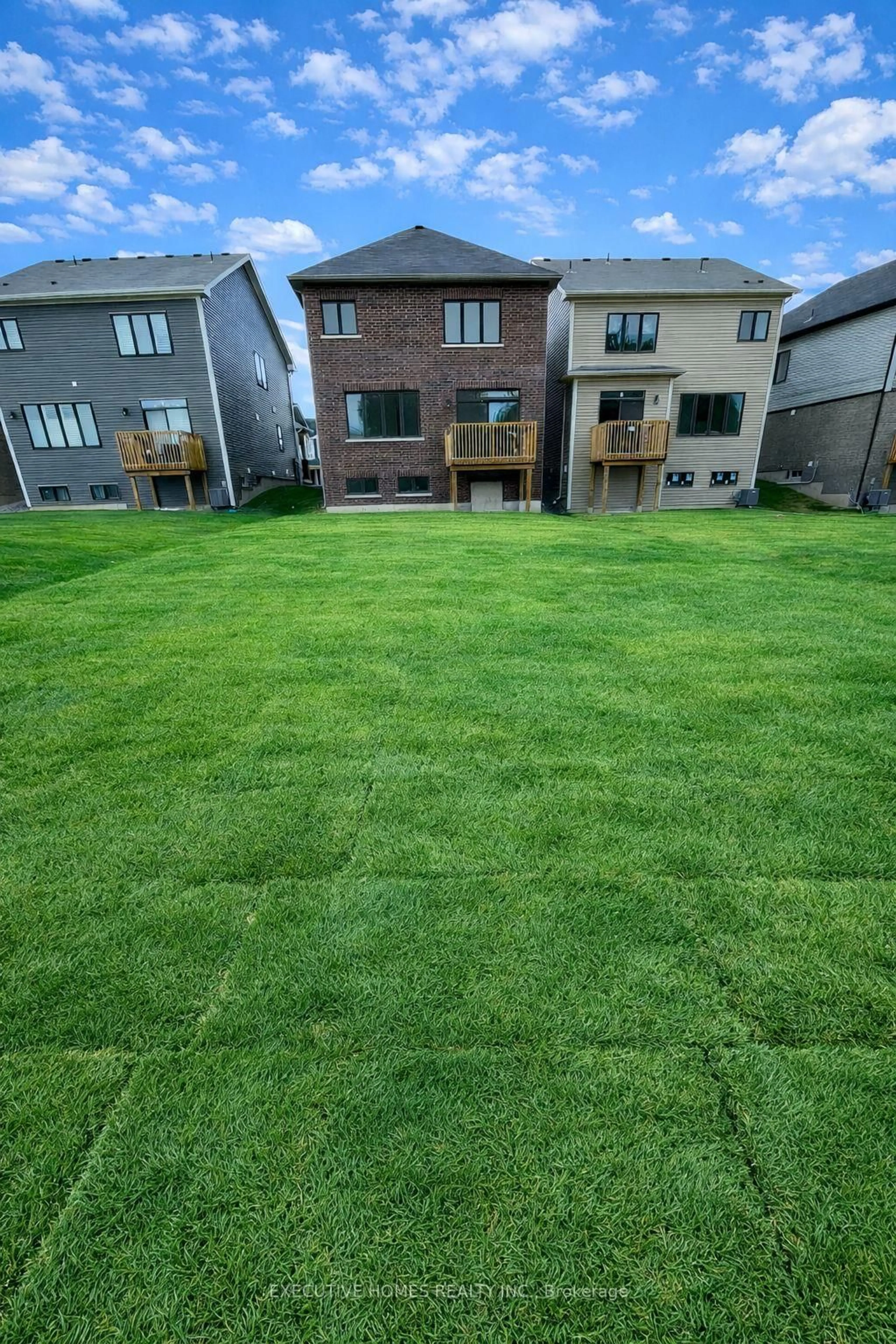 A pic from outside/outdoor area/front of a property/back of a property/a pic from drone, street for 101 Anderson Rd, Brantford Ontario N3T 0V4