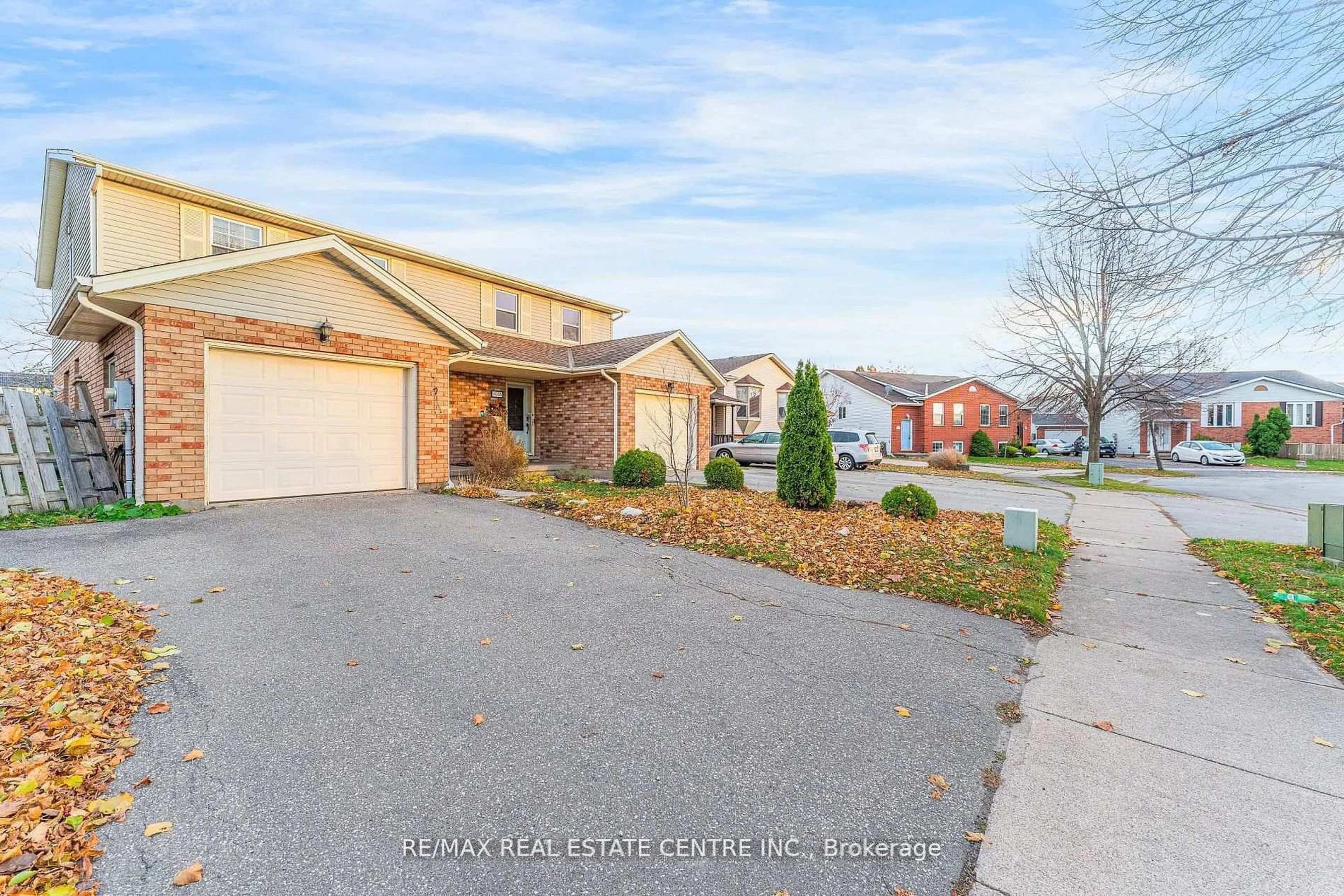 A pic from outside/outdoor area/front of a property/back of a property/a pic from drone, street for 4944 WINDGATE Dr, Niagara Falls Ontario L2H 2Z7