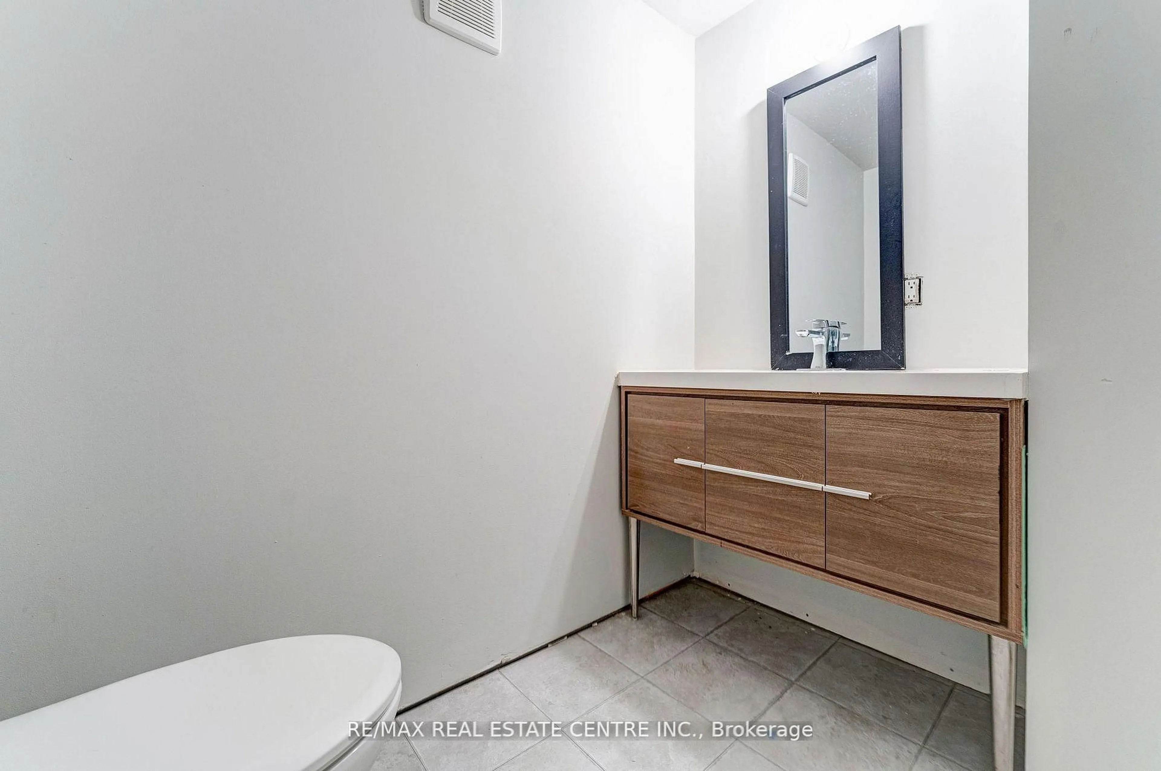 Standard bathroom, unknown for 4944 WINDGATE Dr, Niagara Falls Ontario L2H 2Z7