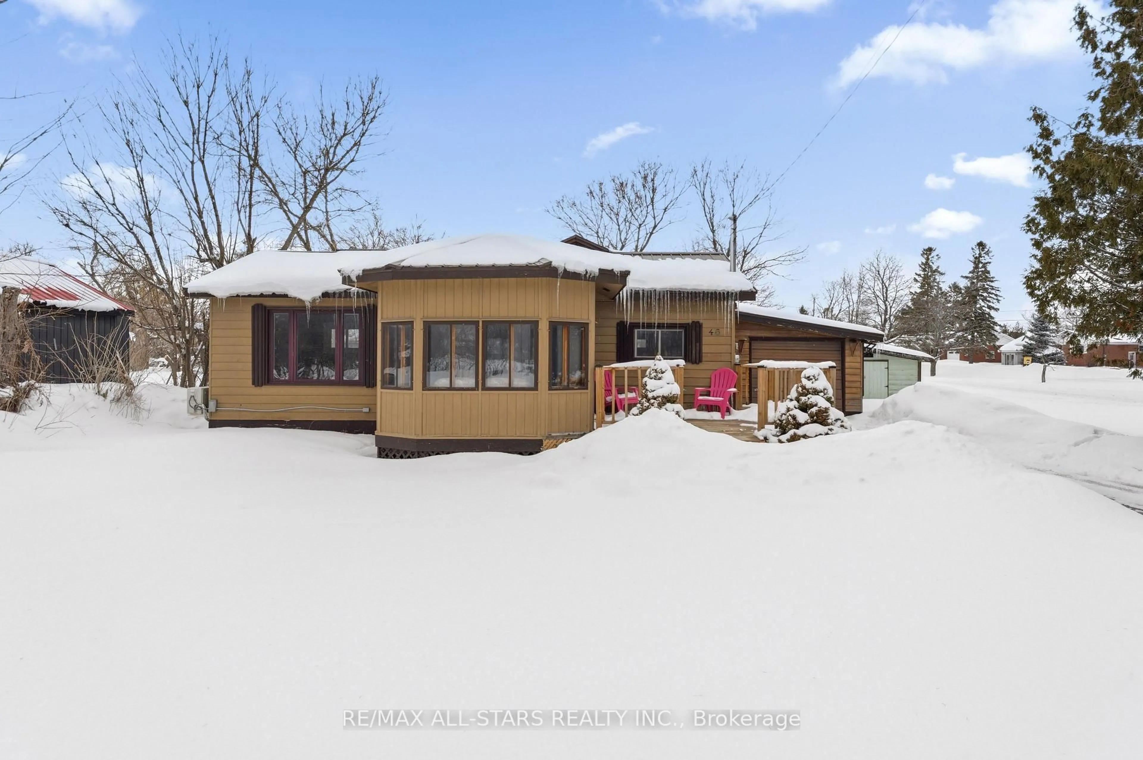 A pic from outside/outdoor area/front of a property/back of a property/a pic from drone, street for 46 Helen St, Kawartha Lakes Ontario K0M 1N0