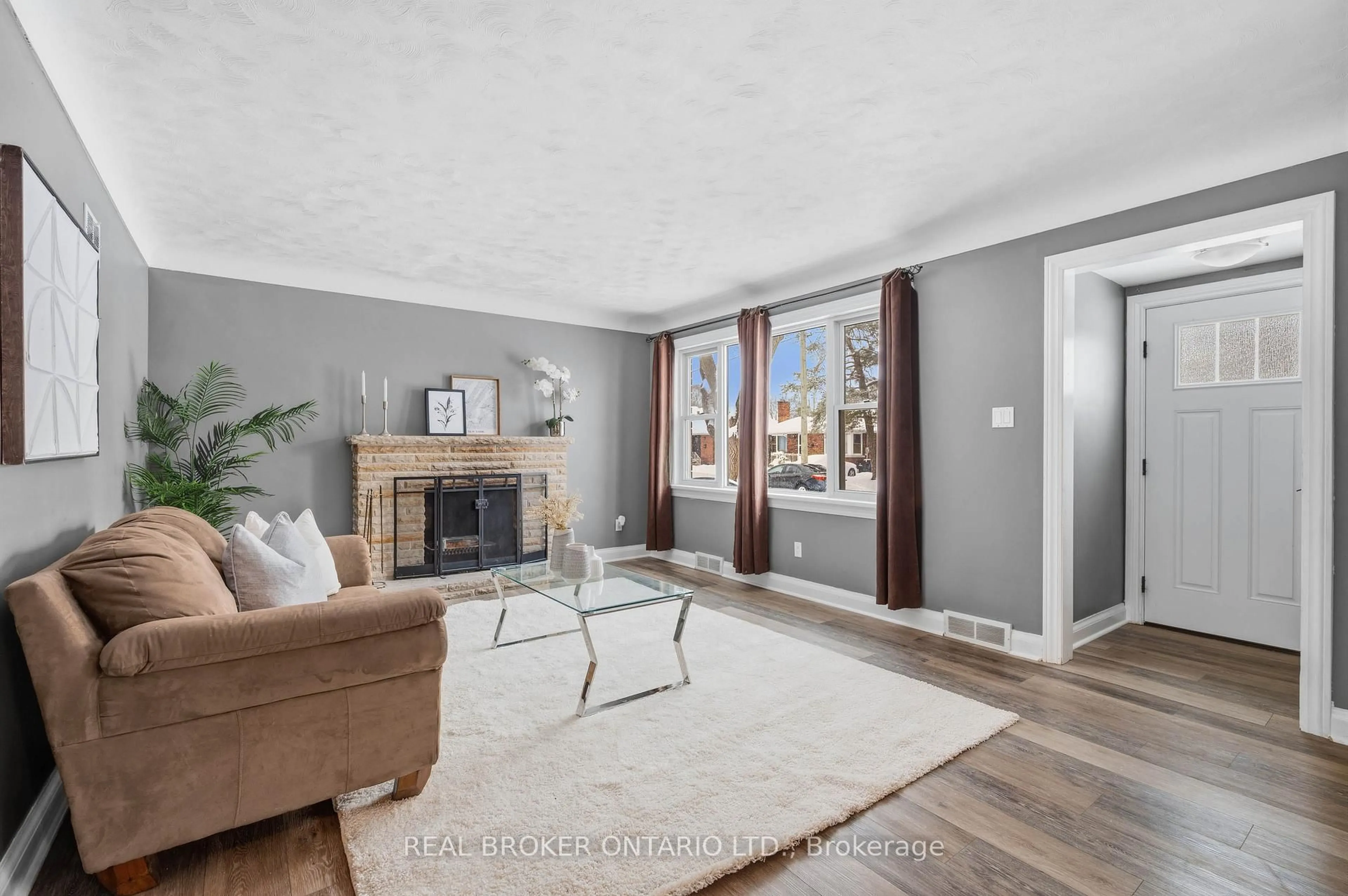 Living room with furniture, unknown for 623 Sherring St, Cambridge Ontario N3H 2X1