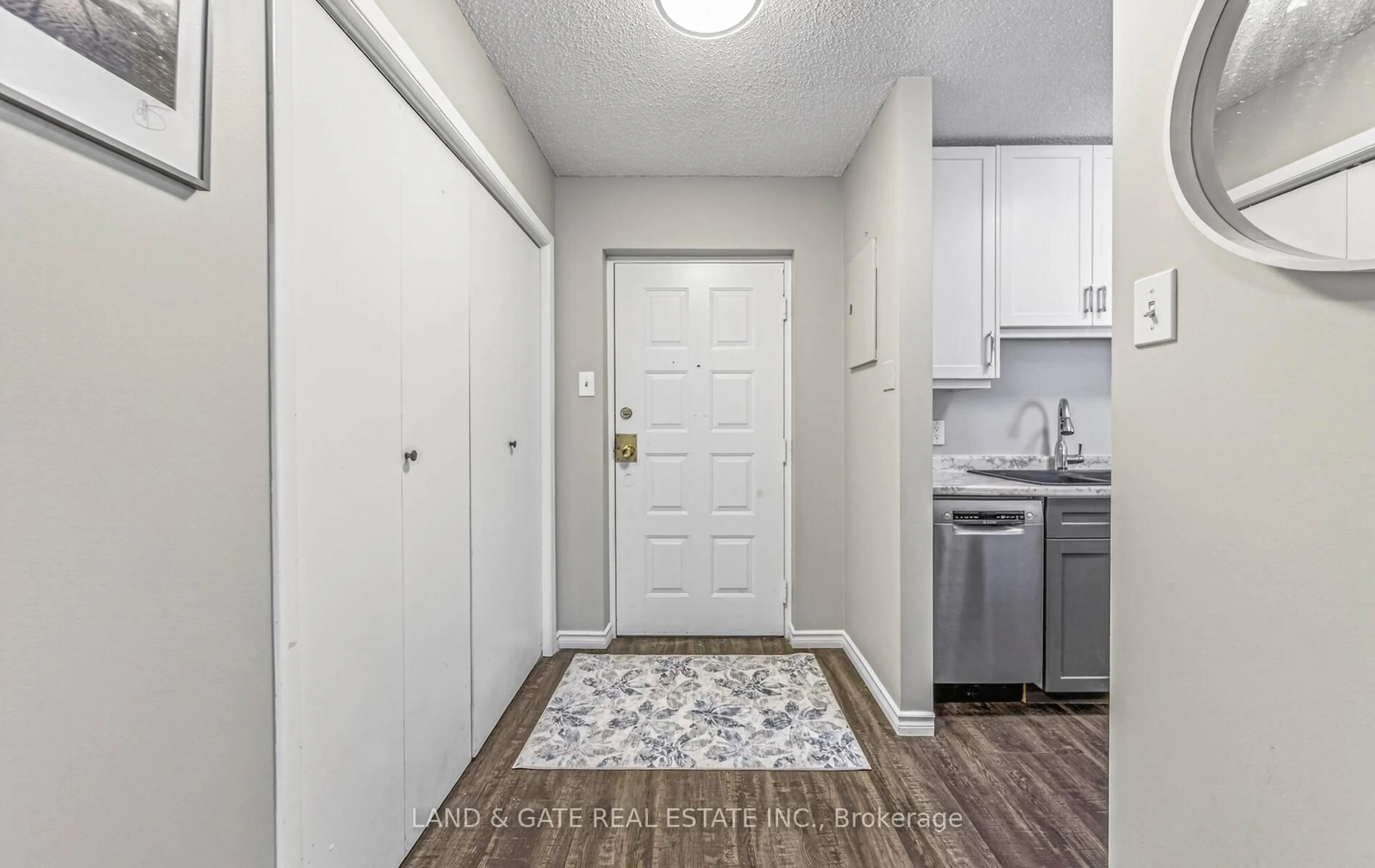 Indoor entryway for 133 Ontario St #208, Cobourg Ontario K9A 3B4