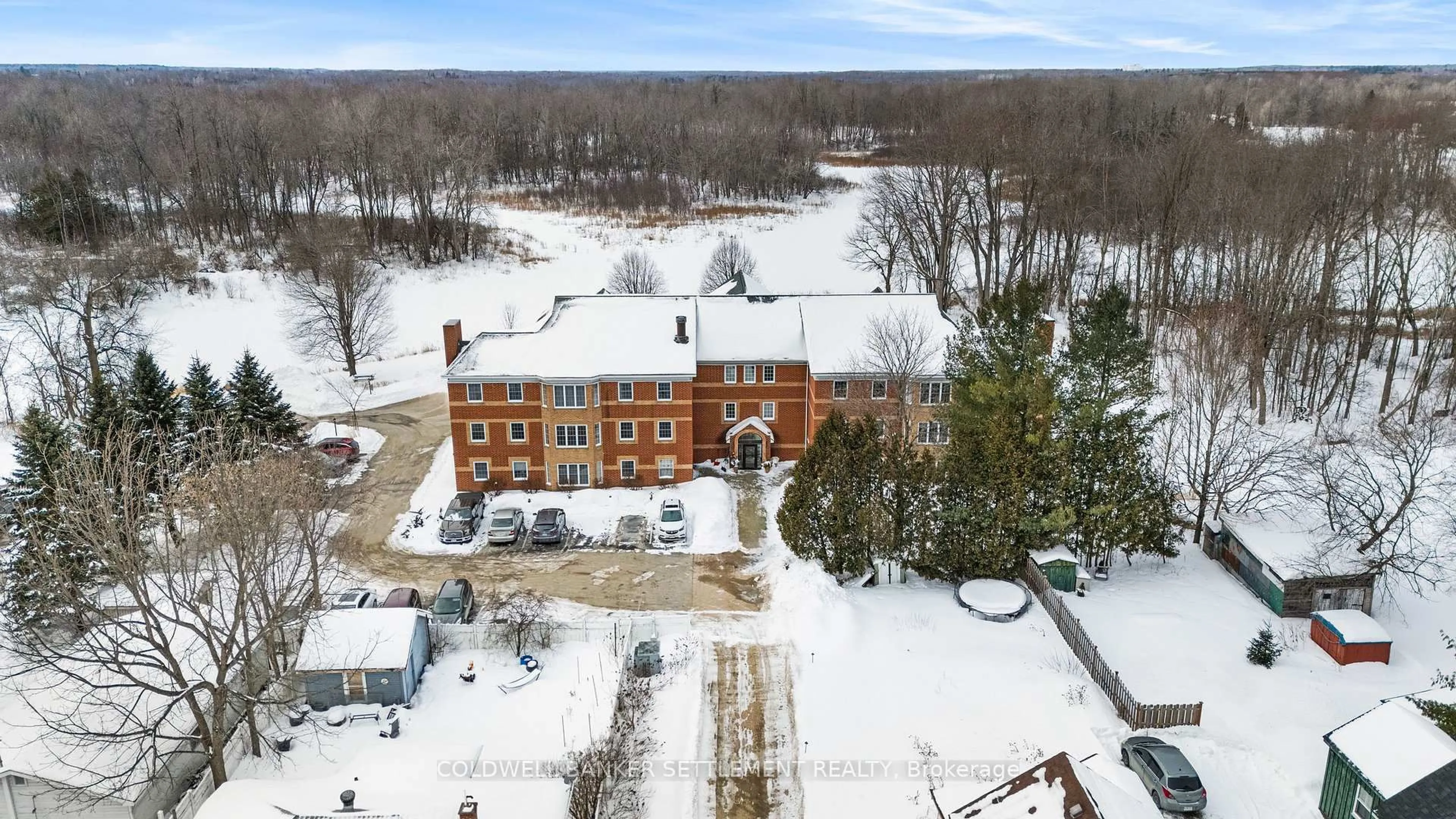 A pic from outside/outdoor area/front of a property/back of a property/a pic from drone, building for 19 John St #201, Perth Ontario K7H 1T8