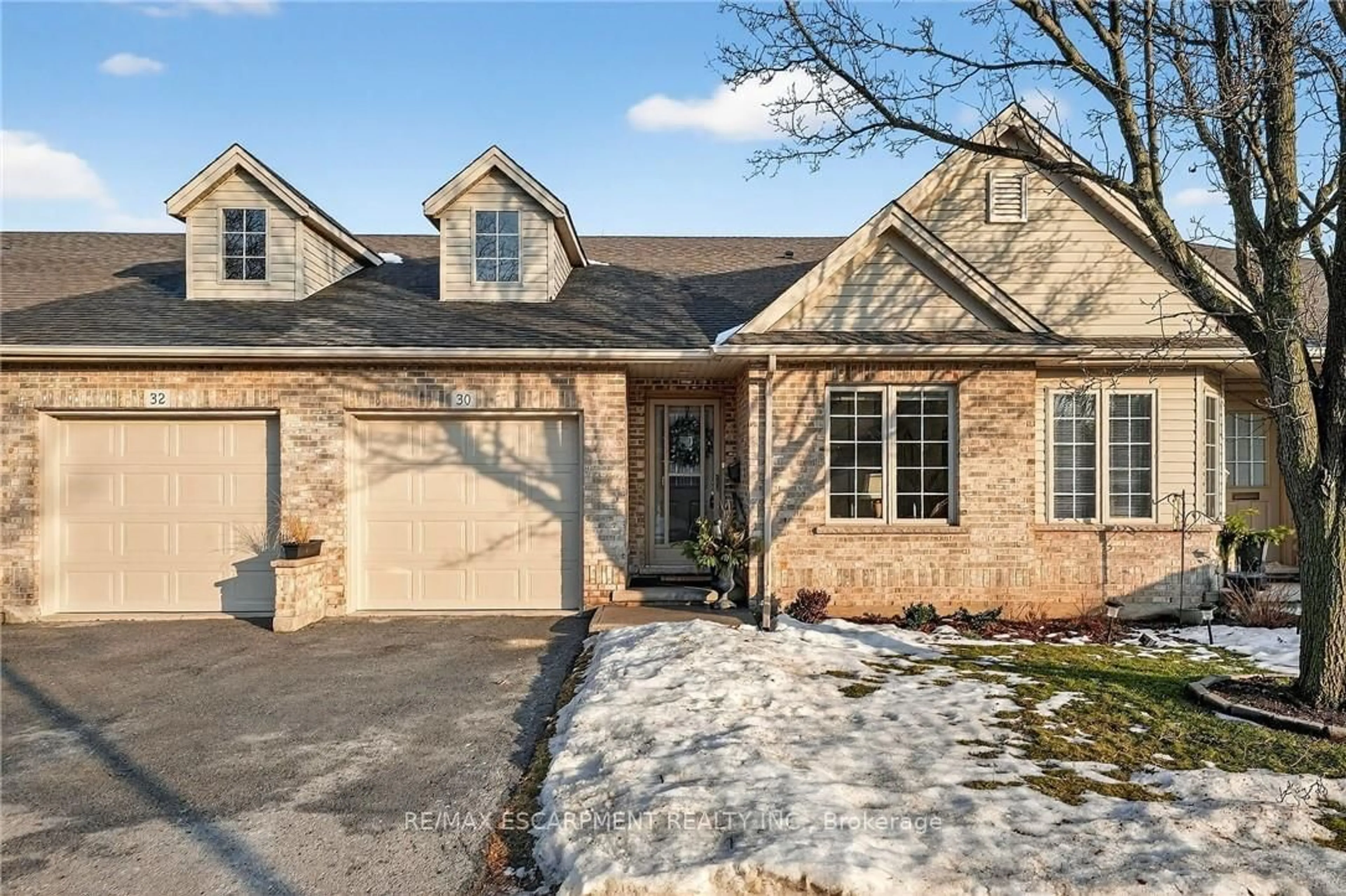 Home with brick exterior material, street for 303 Central Ave #30, Grimsby Ontario L3M 5L7