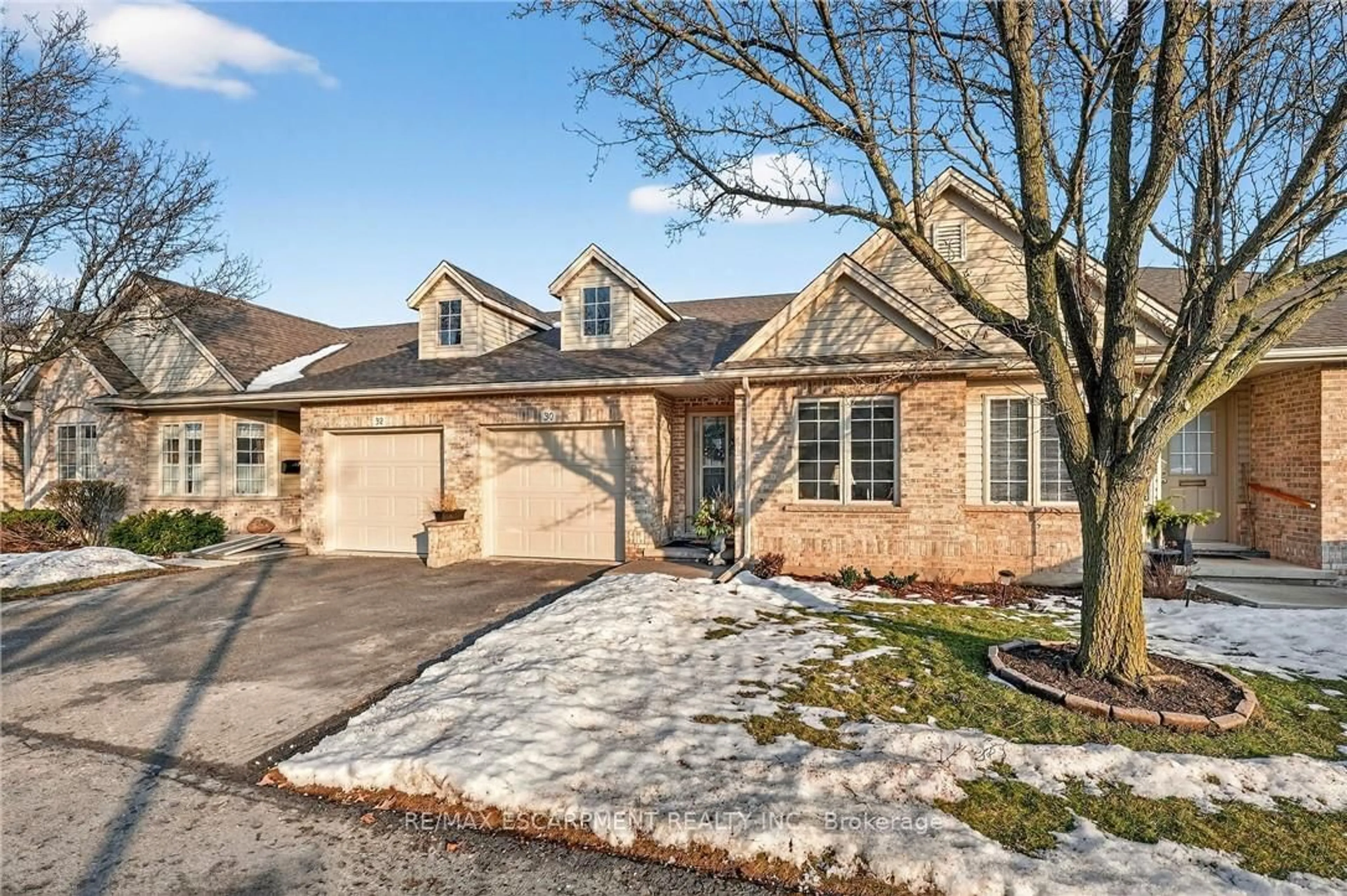 Home with brick exterior material, street for 303 Central Ave #30, Grimsby Ontario L3M 5L7