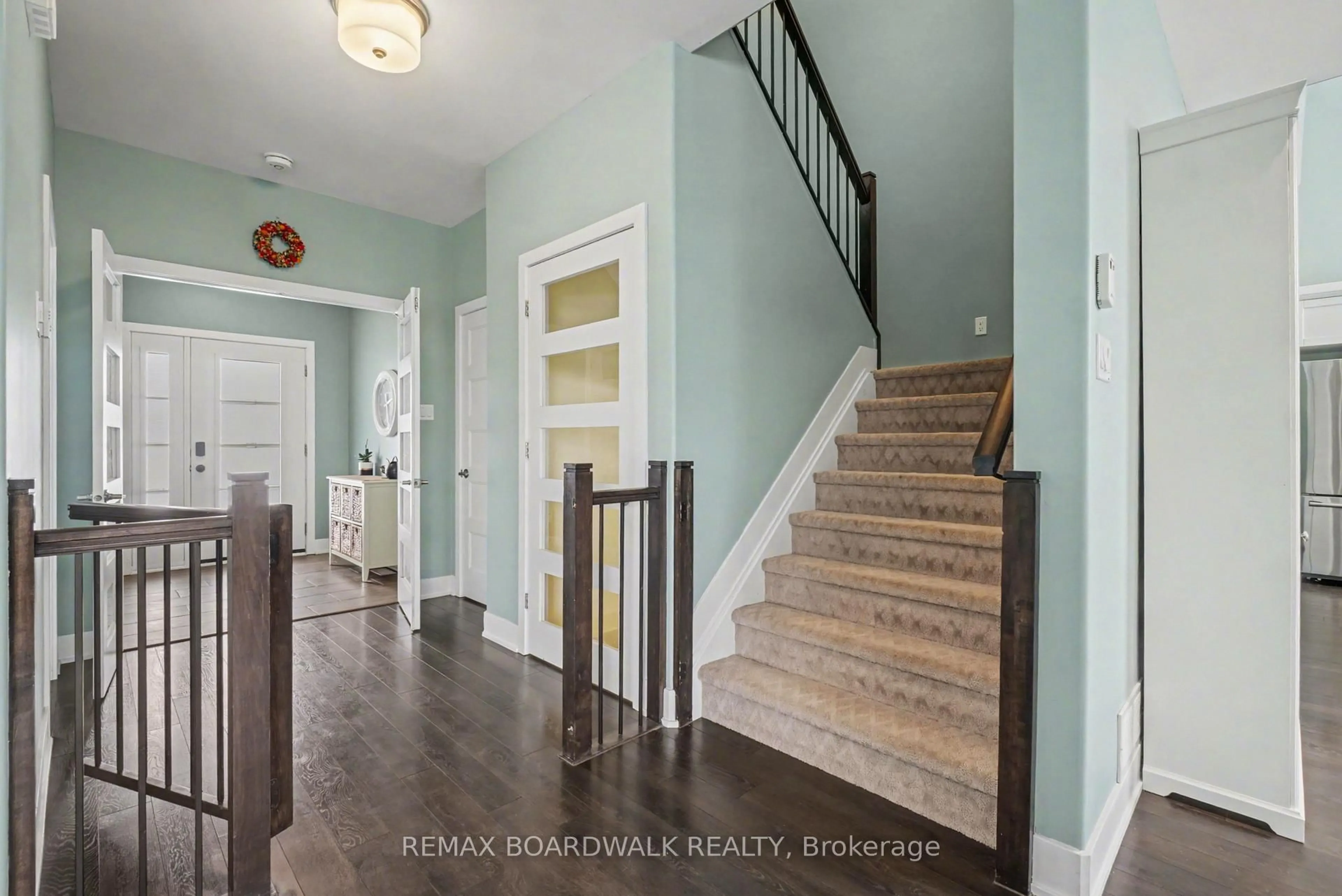 Indoor entryway for 87 Cobblestone Dr, Russell Ontario K4R 0B2
