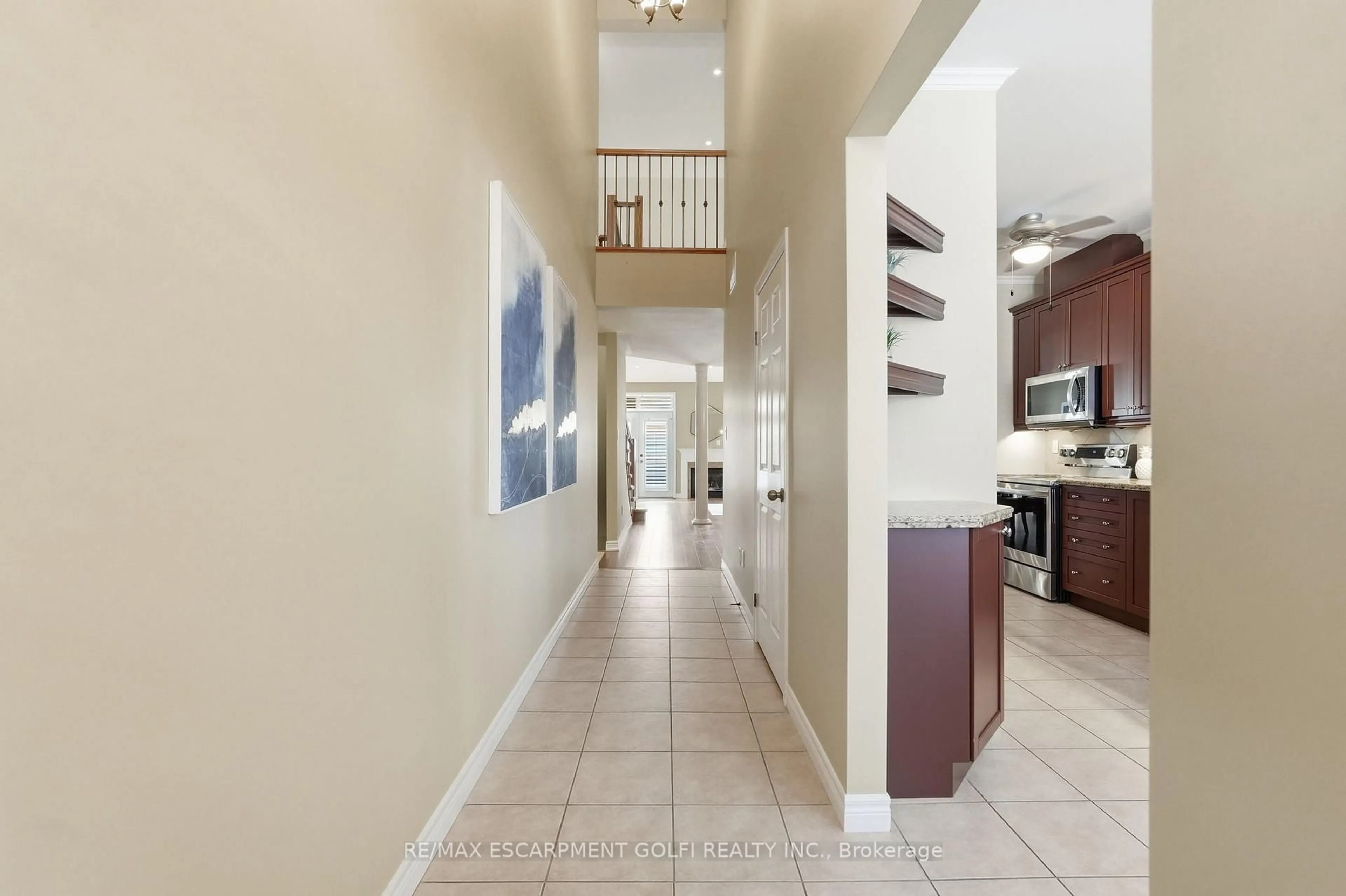 Indoor entryway for 43 Landscapes Tr, Hamilton Ontario L9K 0A1