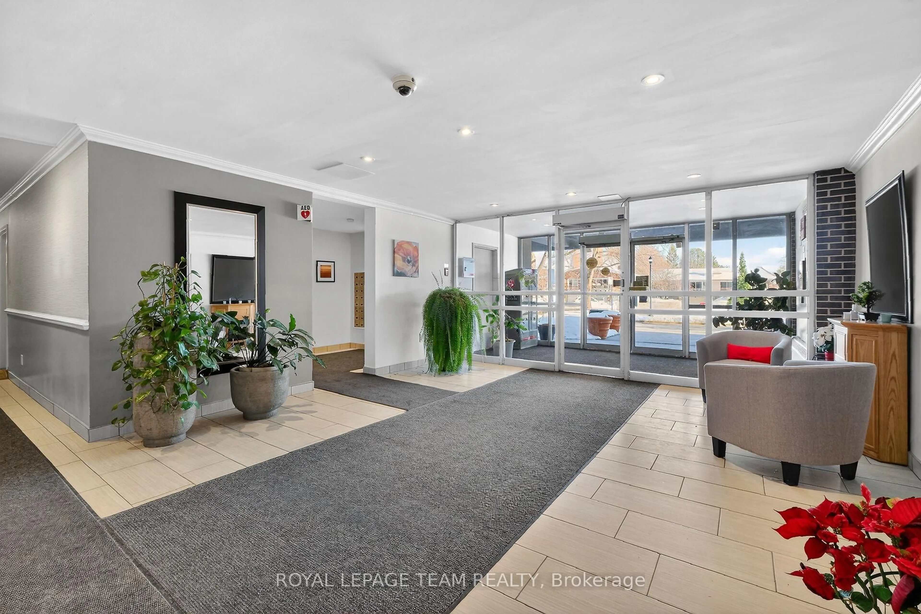 Indoor foyer for 2400 Virginia Dr Dr #403, Ottawa Ontario K1H 8L3