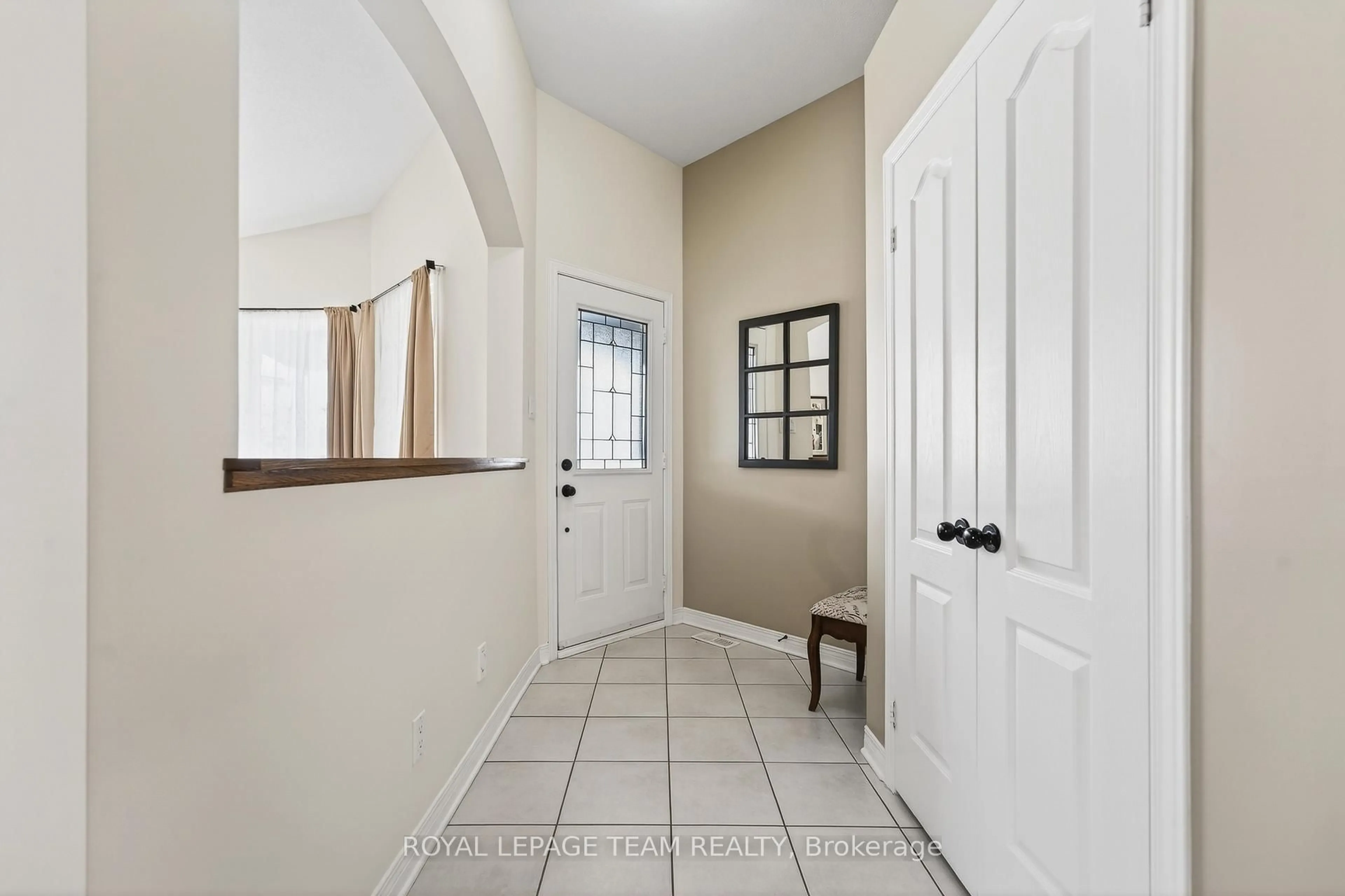 Indoor entryway for 81 Waterthrush Cres, Ottawa Ontario K2M 2V1