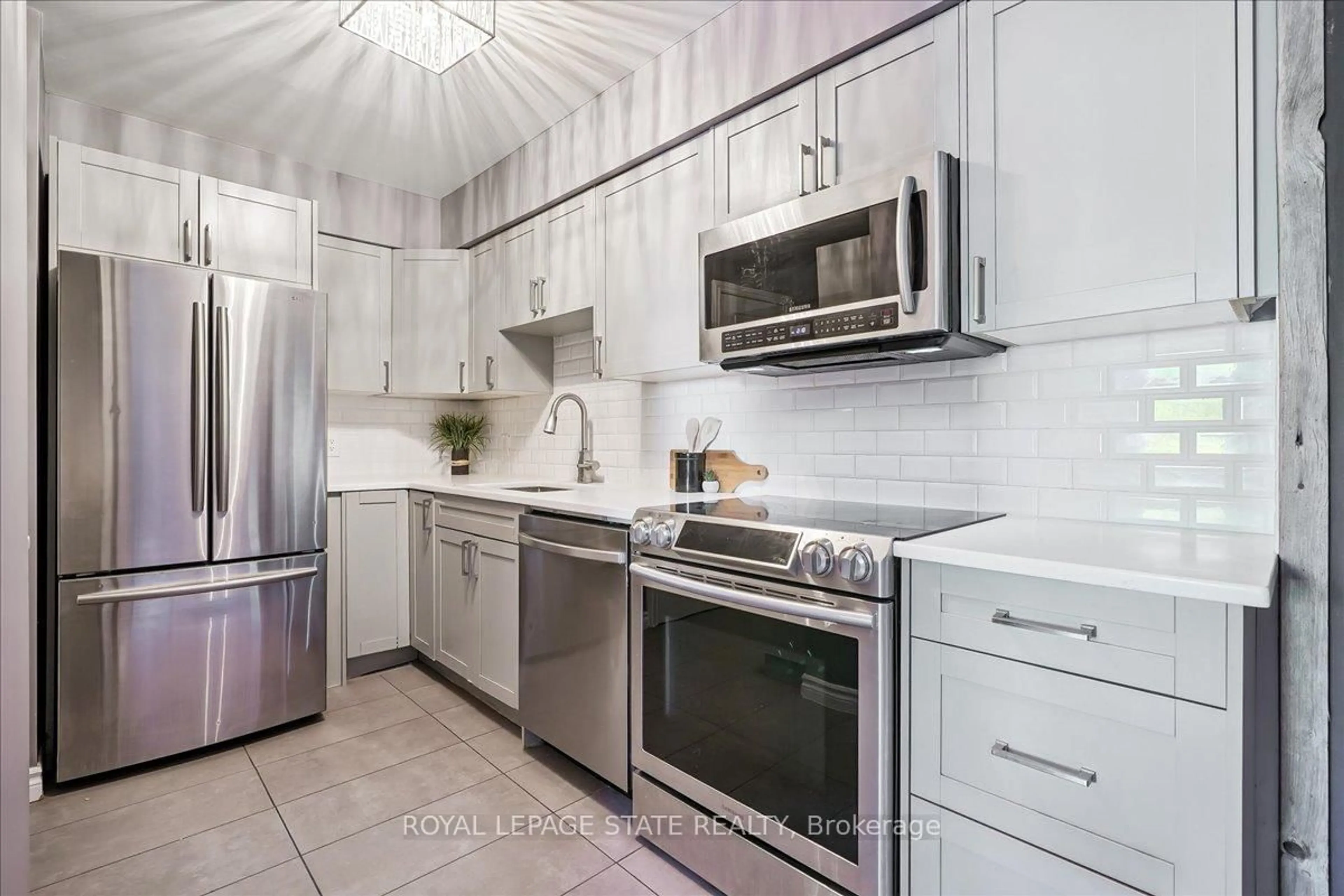 Standard kitchen, ceramic/tile floor for 912 Rymal Rd #7, Hamilton Ontario L8W 3N4