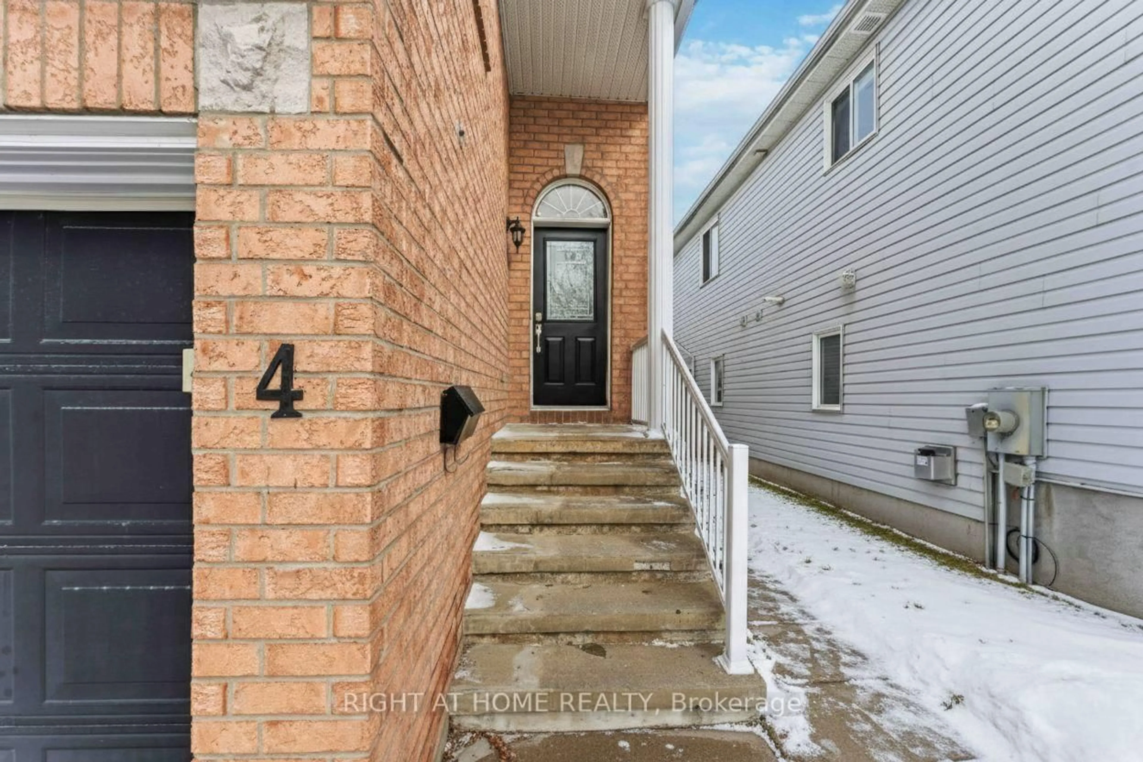 Indoor entryway for 4 Castle Glen Cres, Ottawa Ontario K2L 4H1