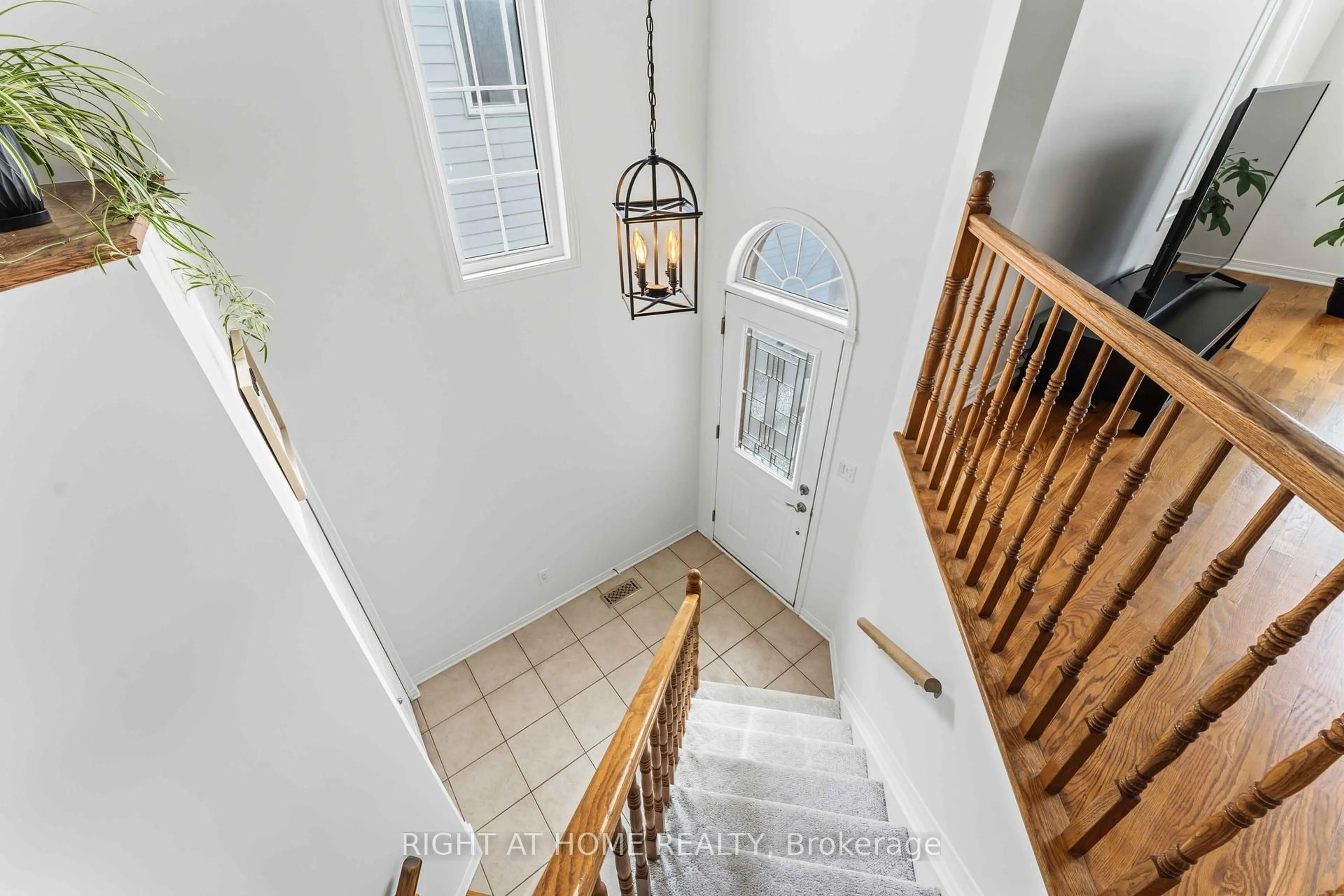 Indoor entryway for 4 Castle Glen Cres, Ottawa Ontario K2L 4H1