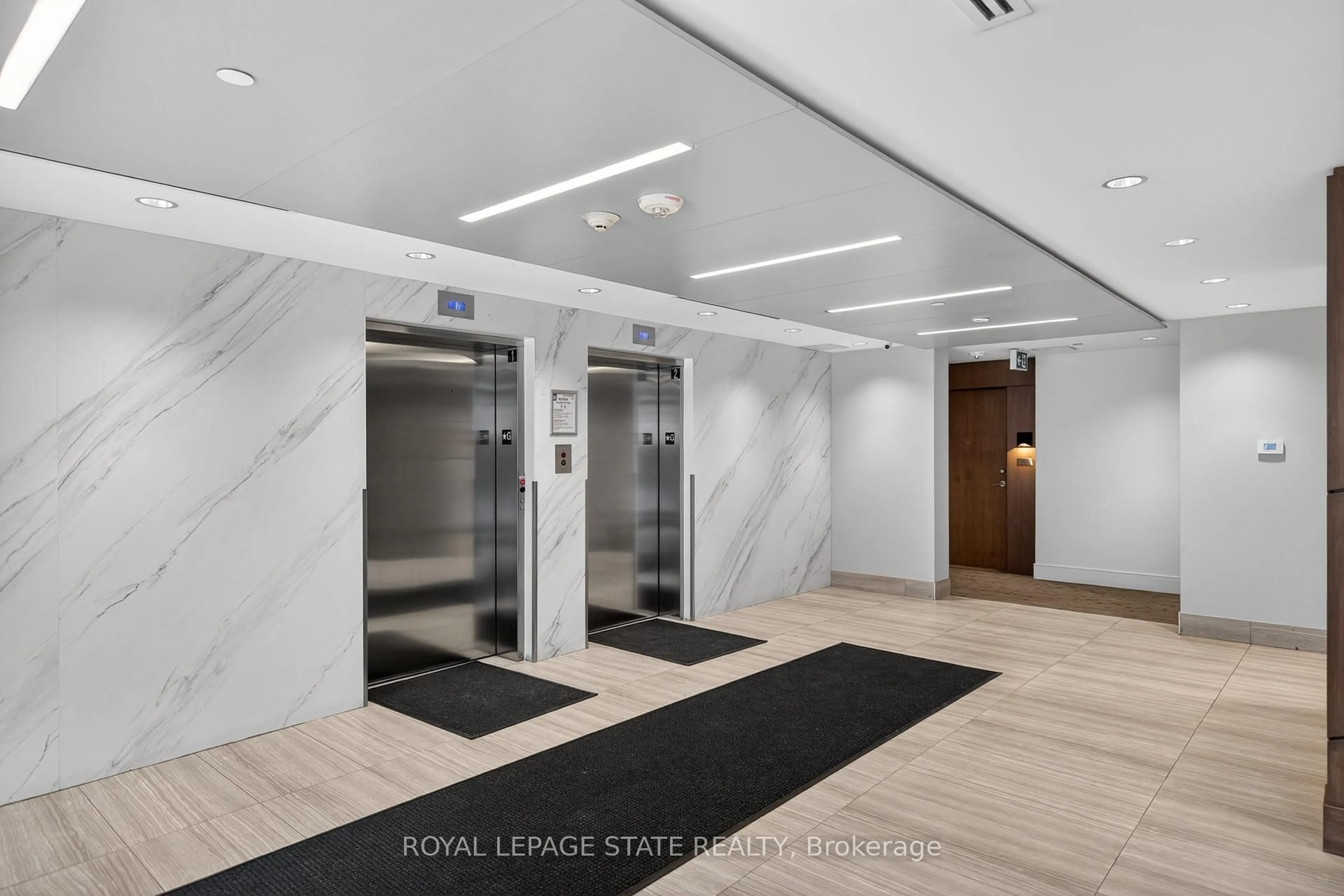 Indoor foyer for 16 Markle Cres #509, Hamilton Ontario L9G 0H4